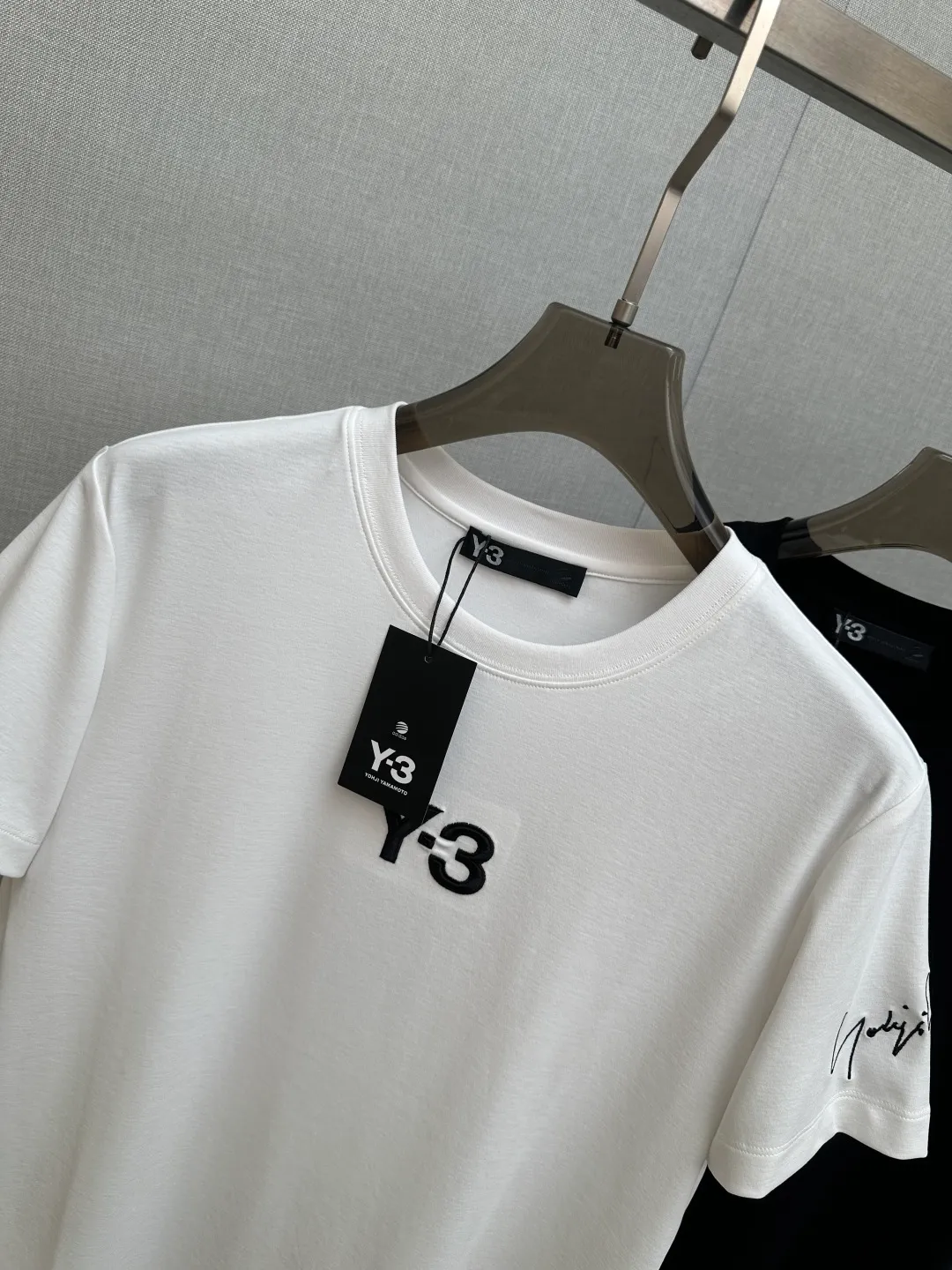Y 3 Original 2026New Arrival short-sleeved T-shirt! Fashionable and casual short-sleeved T-shirt with catwalk pattern! Design a logo! The specially designed and selected customer-supplied fabrics are soft to the touch and skin-friendly, and the breathability and comfort are impeccable. You will definitely fall in love with the real thing! Non-sexist couples can wear mixed styles to open up a new fashion style! Distinguishing market version, high-definition Series! Size: M-3XL