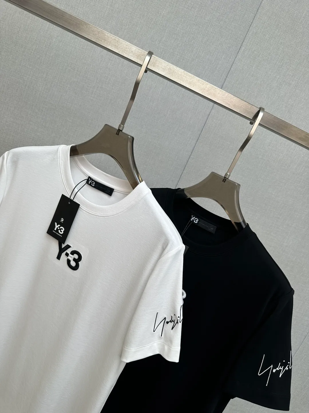 Y 3 Original 2026New Arrival short-sleeved T-shirt! Fashionable and casual short-sleeved T-shirt with catwalk pattern! Design a logo! The specially designed and selected customer-supplied fabrics are soft to the touch and skin-friendly, and the breathability and comfort are impeccable. You will definitely fall in love with the real thing! Non-sexist couples can wear mixed styles to open up a new fashion style! Distinguishing market version, high-definition Series! Size: M-3XL
