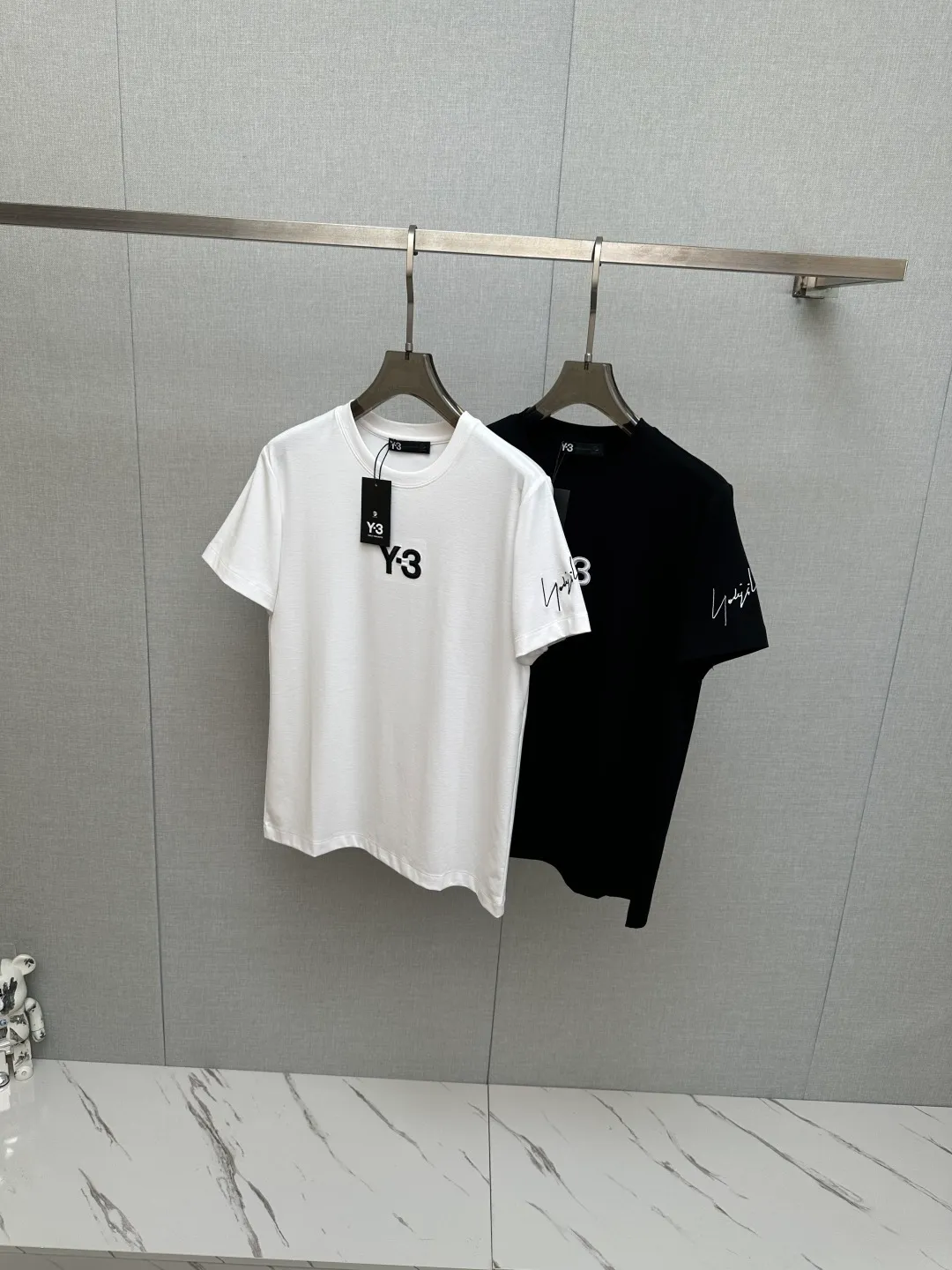 Y 3 Original 2026New Arrival short-sleeved T-shirt! Fashionable and casual short-sleeved T-shirt with catwalk pattern! Design a logo! The specially designed and selected customer-supplied fabrics are soft to the touch and skin-friendly, and the breathability and comfort are impeccable. You will definitely fall in love with the real thing! Non-sexist couples can wear mixed styles to open up a new fashion style! Distinguishing market version, high-definition Series! Size: M-3XL