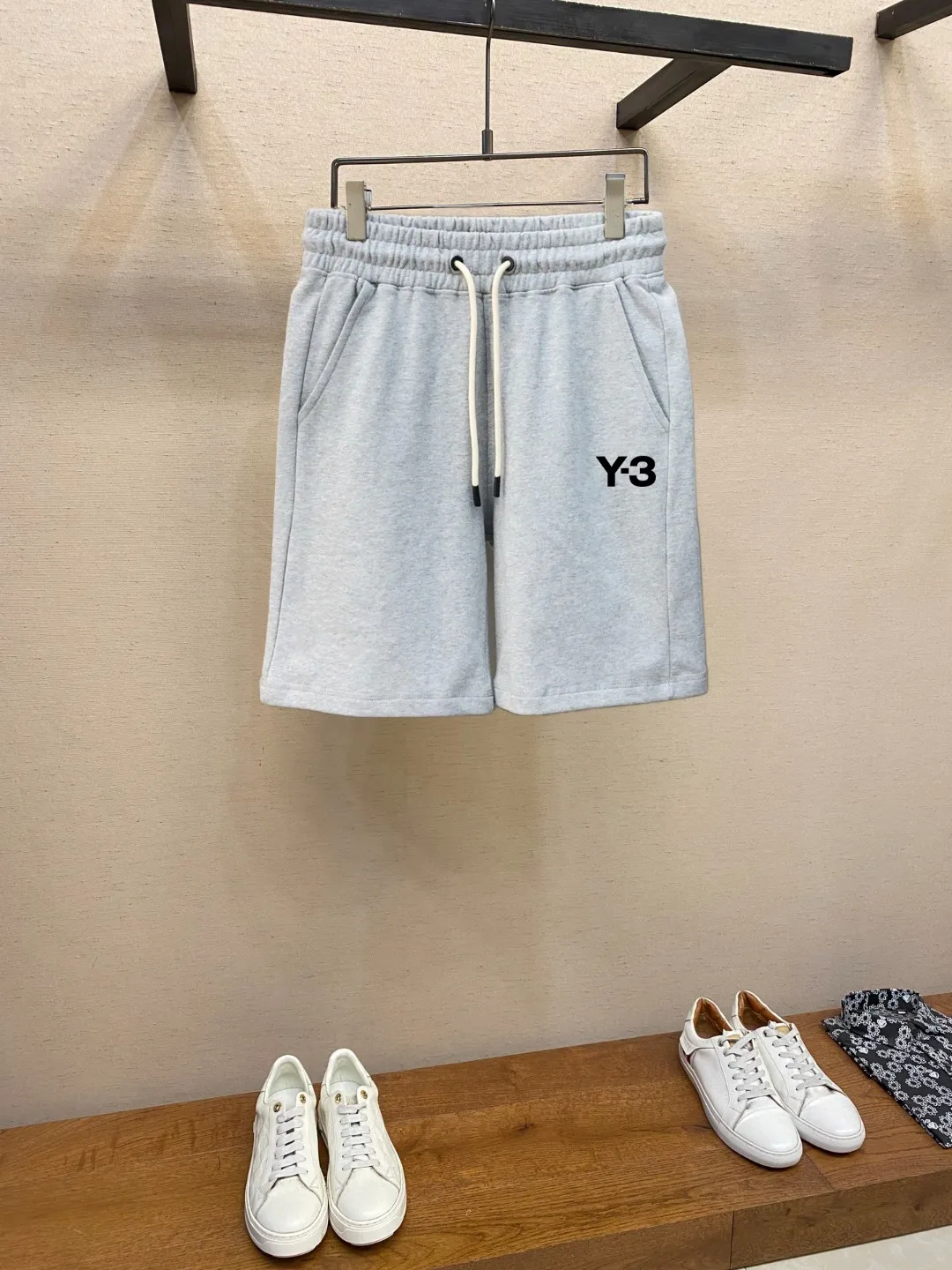 🌟🌟 Y-3 casual shorts # Pure cotton fish scale base fabric The fabric is made of 10S single yarn + 16S double yarn; the top layer is made of 10S single yarn to ensure the surface texture, and the bottom layer is made of 16S double yarn to increase the strength. The surface single yarn is thicker, providing better strength and wear-resistant properties, and is suitable as a support structure for the surface layer. Two-ply threads are stronger, resist pilling, and are often used in base layers to enhance fabric durability. # Mid-waist vertical sports pants style. Loose trousers are not limited to body and leg shapes, and are tolerant and have a strong vertical effect; they are attached to mid-waist straight shorts. Connect the middle pleats and side pockets of the trousers to increase the slack of the trouser legs and facilitate storage of items. The back waist dart directly connects to the single pocket teeth. The corners of the trousers are hand-finished and the elasticity is adjusted by a drawstring. Size：S-XL