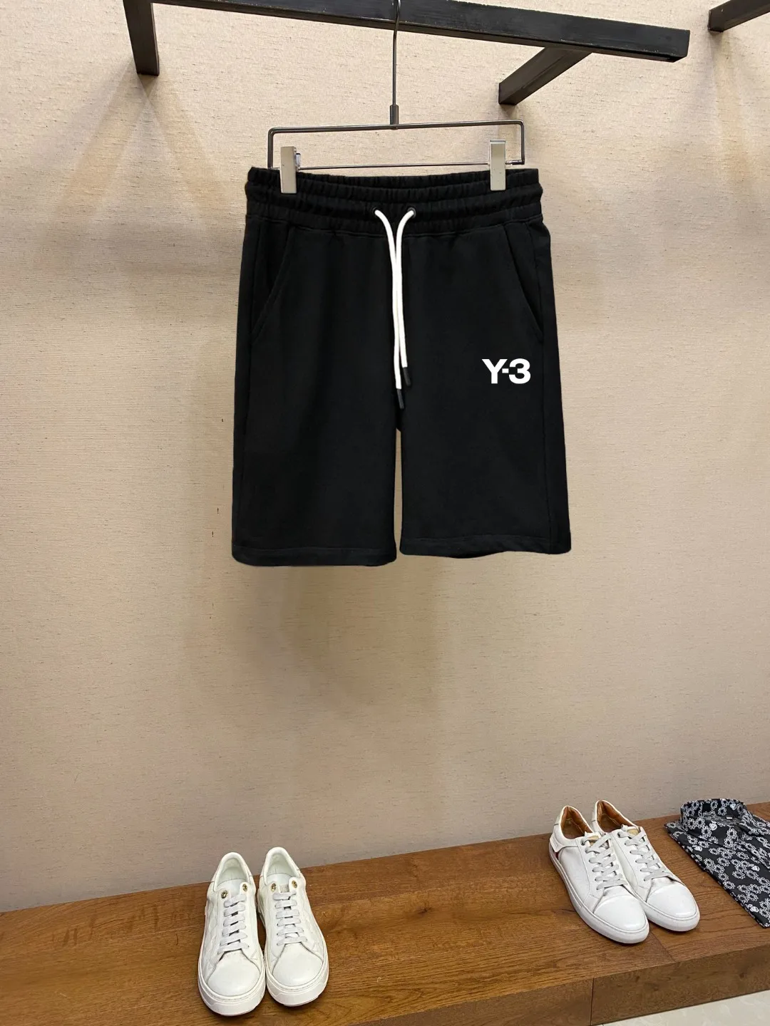🌟🌟 Y-3 casual shorts # Pure cotton fish scale base fabric The fabric is made of 10S single yarn + 16S double yarn; the top layer is made of 10S single yarn to ensure the surface texture, and the bottom layer is made of 16S double yarn to increase the strength. The surface single yarn is thicker, providing better strength and wear-resistant properties, and is suitable as a support structure for the surface layer. Two-ply threads are stronger, resist pilling, and are often used in base layers to enhance fabric durability. # Mid-waist vertical sports pants style. Loose trousers are not limited to body and leg shapes, and are tolerant and have a strong vertical effect; they are attached to mid-waist straight shorts. Connect the middle pleats and side pockets of the trousers to increase the slack of the trouser legs and facilitate storage of items. The back waist dart directly connects to the single pocket teeth. The corners of the trousers are hand-finished and the elasticity is adjusted by a drawstring. Size：S-XL