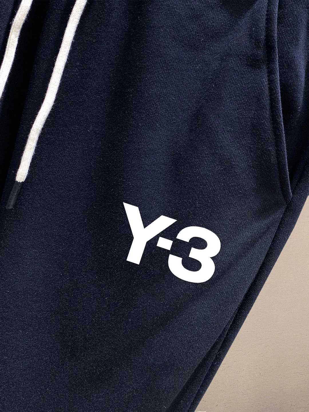 🌟🌟 Y-3 casual shorts # Pure cotton fish scale base fabric The fabric is made of 10S single yarn + 16S double yarn; the top layer is made of 10S single yarn to ensure the surface texture, and the bottom layer is made of 16S double yarn to increase the strength. The surface single yarn is thicker, providing better strength and wear-resistant properties, and is suitable as a support structure for the surface layer. Two-ply threads are stronger, resist pilling, and are often used in base layers to enhance fabric durability. # Mid-waist vertical sports pants style. Loose trousers are not limited to body and leg shapes, and are tolerant and have a strong vertical effect; they are attached to mid-waist straight shorts. Connect the middle pleats and side pockets of the trousers to increase the slack of the trouser legs and facilitate storage of items. The back waist dart directly connects to the single pocket teeth. The corners of the trousers are hand-finished and the elasticity is adjusted by a drawstring. Size：S-XL