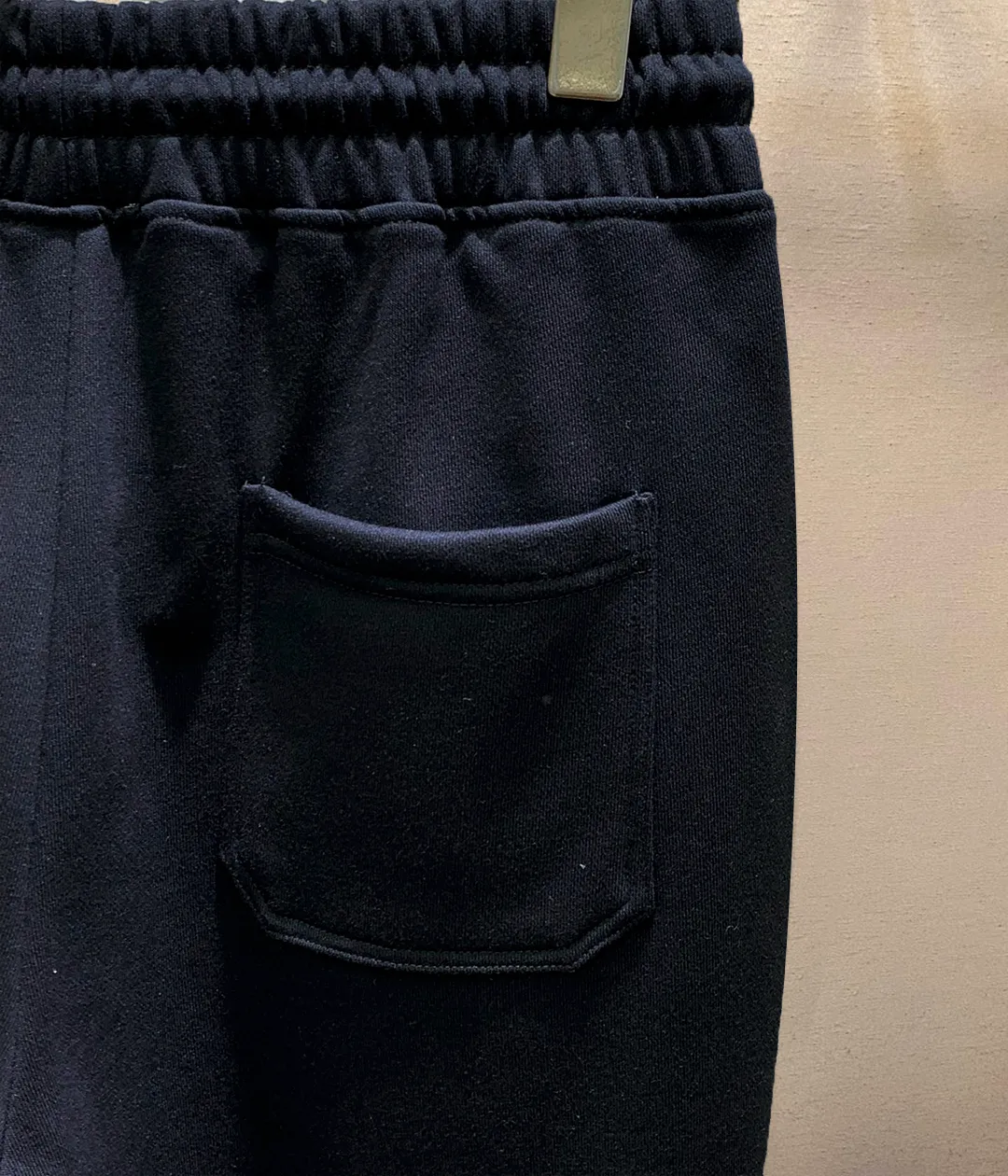 🌟🌟 Y-3 casual shorts # Pure cotton fish scale base fabric The fabric is made of 10S single yarn + 16S double yarn; the top layer is made of 10S single yarn to ensure the surface texture, and the bottom layer is made of 16S double yarn to increase the strength. The surface single yarn is thicker, providing better strength and wear-resistant properties, and is suitable as a support structure for the surface layer. Two-ply threads are stronger, resist pilling, and are often used in base layers to enhance fabric durability. # Mid-waist vertical sports pants style. Loose trousers are not limited to body and leg shapes, and are tolerant and have a strong vertical effect; they are attached to mid-waist straight shorts. Connect the middle pleats and side pockets of the trousers to increase the slack of the trouser legs and facilitate storage of items. The back waist dart directly connects to the single pocket teeth. The corners of the trousers are hand-finished and the elasticity is adjusted by a drawstring. Size：S-XL