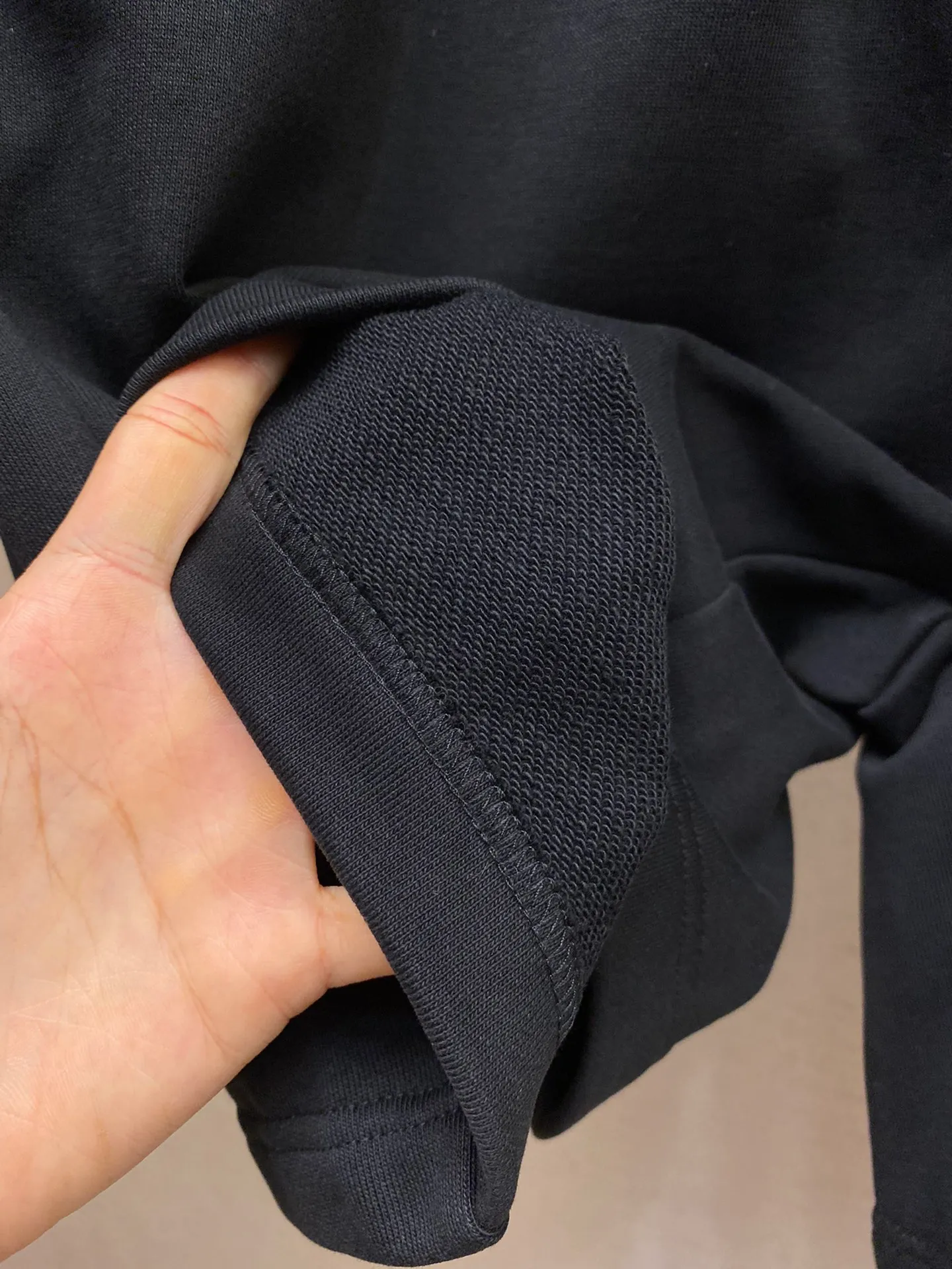 🌟🌟 Y-3 casual shorts # Pure cotton fish scale base fabric The fabric is made of 10S single yarn + 16S double yarn; the top layer is made of 10S single yarn to ensure the surface texture, and the bottom layer is made of 16S double yarn to increase the strength. The surface single yarn is thicker, providing better strength and wear-resistant properties, and is suitable as a support structure for the surface layer. Two-ply threads are stronger, resist pilling, and are often used in base layers to enhance fabric durability. # Mid-waist vertical sports pants style. Loose trousers are not limited to body and leg shapes, and are tolerant and have a strong vertical effect; they are attached to mid-waist straight shorts. Connect the middle pleats and side pockets of the trousers to increase the slack of the trouser legs and facilitate storage of items. The back waist dart directly connects to the single pocket teeth. The corners of the trousers are hand-finished and the elasticity is adjusted by a drawstring. Size：S-XL