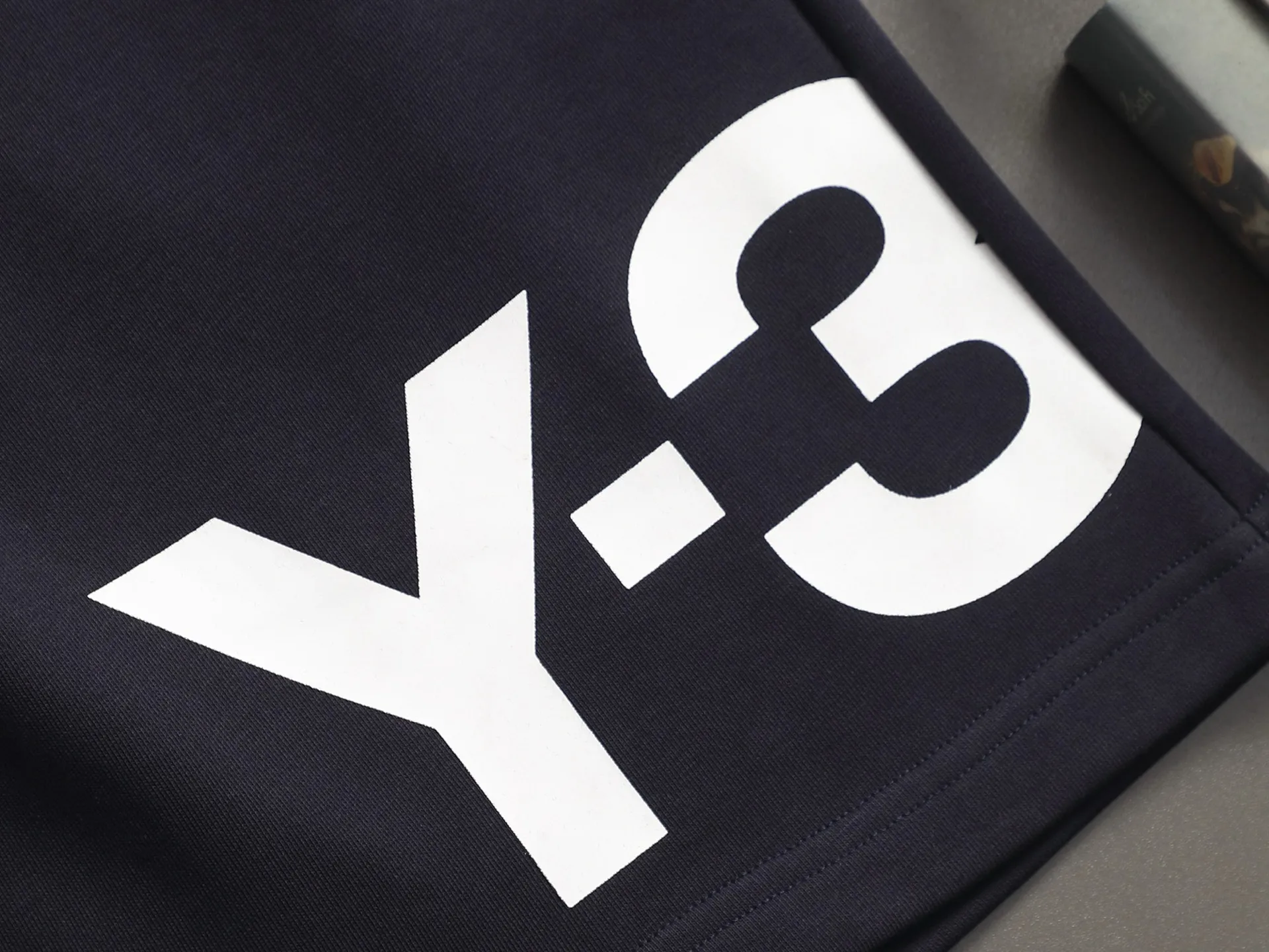 Y 3 Yohji Yamamoto Logo is exquisitely upgraded, inspired by the 1980s Retro original fabric. Official Same Style shorts. Same vat dyed fabric. Very comfortable to the touch. Latest brick cabinet synchronization for spring and summer. Fashionable and individual. Super Versatile and good-looking. Very suitable for both men and women. Must-have style. Tag. Collar label. Washed wheat. Complete with three labels. Color: Black, Tibetan Blue, Apricot. Size: XS~L