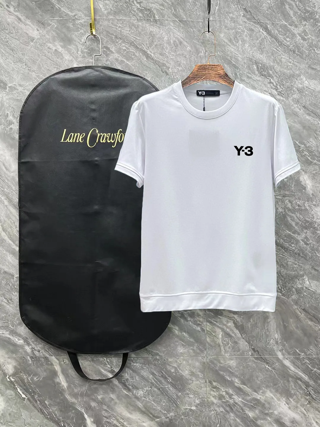 Y-3 (Y 3) #26 spring and summer top counter synchronous short-sleeved T-shirt (complete with 3 labels). It is made of 100% double mercerized fabric imported from customers. It is the original fabric of the counter. It has strong brand recognition and is full of high street and exquisite style. It will definitely become the best choice for high street appearances. Short-sleeved T-shirt for couples. The fabric is thick, has a strong say in texture and comfort, has a delicate feel, is comfortable to wear, and has a good upper body effect. The mercerized cotton fabric has a very soft hand feel and the upper body is cool. This is the first time I have gotten such functional fabric in a long time. It is really good! It’s not a cheap style or material, you will definitely like it if you are trendy! Made with the fusion of top elements, the upper body comfort is unparalleled. It can be said that it is a must-have in summer, and it is more fashionable and can easily create a fashionable super item. It interprets your luxury and taste and creates your fashionable style and charm. Fashionable round neck chest T-shirt This T-shirt has exquisite craftsmanship and full design sense! The matching is trendy and stylish! The must-have item has an elegant upper body, looks good both inside and outside, and combines fashion and comfort. It looks like a basic couple's T-shirt, but it is not. It can be worn alone. There is no problem in wearing it for all seasons. The product is really, really good! It comes from the original factory. There are not many pieces that you can count on your fingers. Whether you can own it depends on your hand speed. It is flat and snug and not easy to deform. The brand logo remains the same, creating an alternative luxury fashion atmosphere and becoming a new concept in 2026. Available in two colors: White Black Sizes: M L XL 2XL 3XL