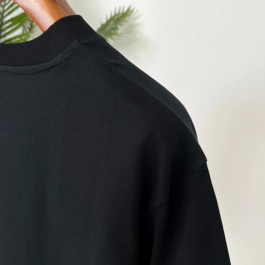 Y 3🌟Summer New Arrival🎽 is made of customized Salona fabric, which is super soft and skin-friendly! High-end logo printing and design embellishments, neat and detailed wiring on the inside, making the upper body fashionable! Premium Versatile model, quality is visible! Sizes: S-XXL Color: black, white