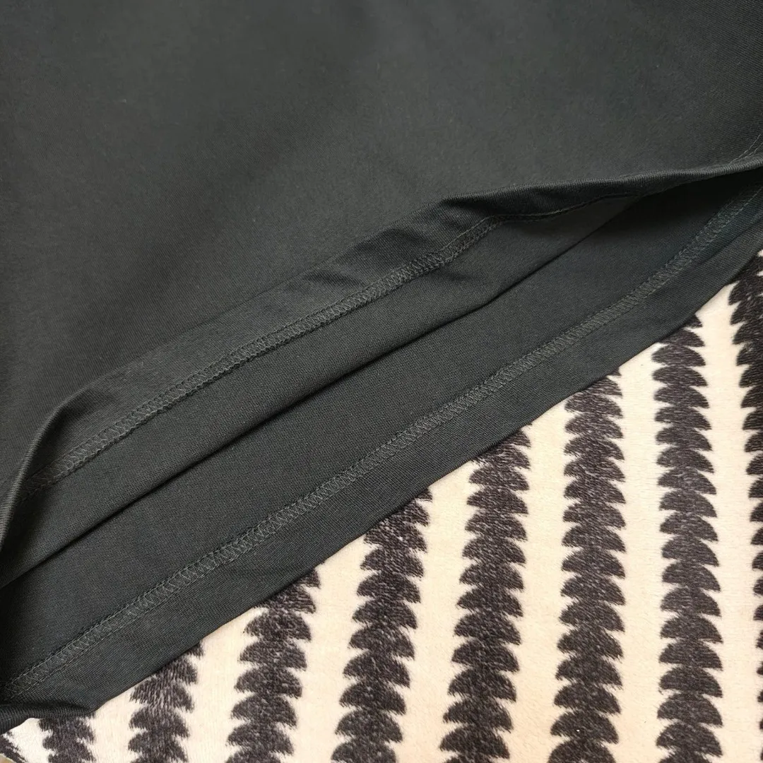 Y 3🌟Summer New Arrival🎽 is made of customized Salona fabric, which is super soft and skin-friendly! High-end logo printing and design embellishments, neat and detailed wiring on the inside, making the upper body fashionable! Premium Versatile model, quality is visible! Sizes: S-XXL Color: black, white