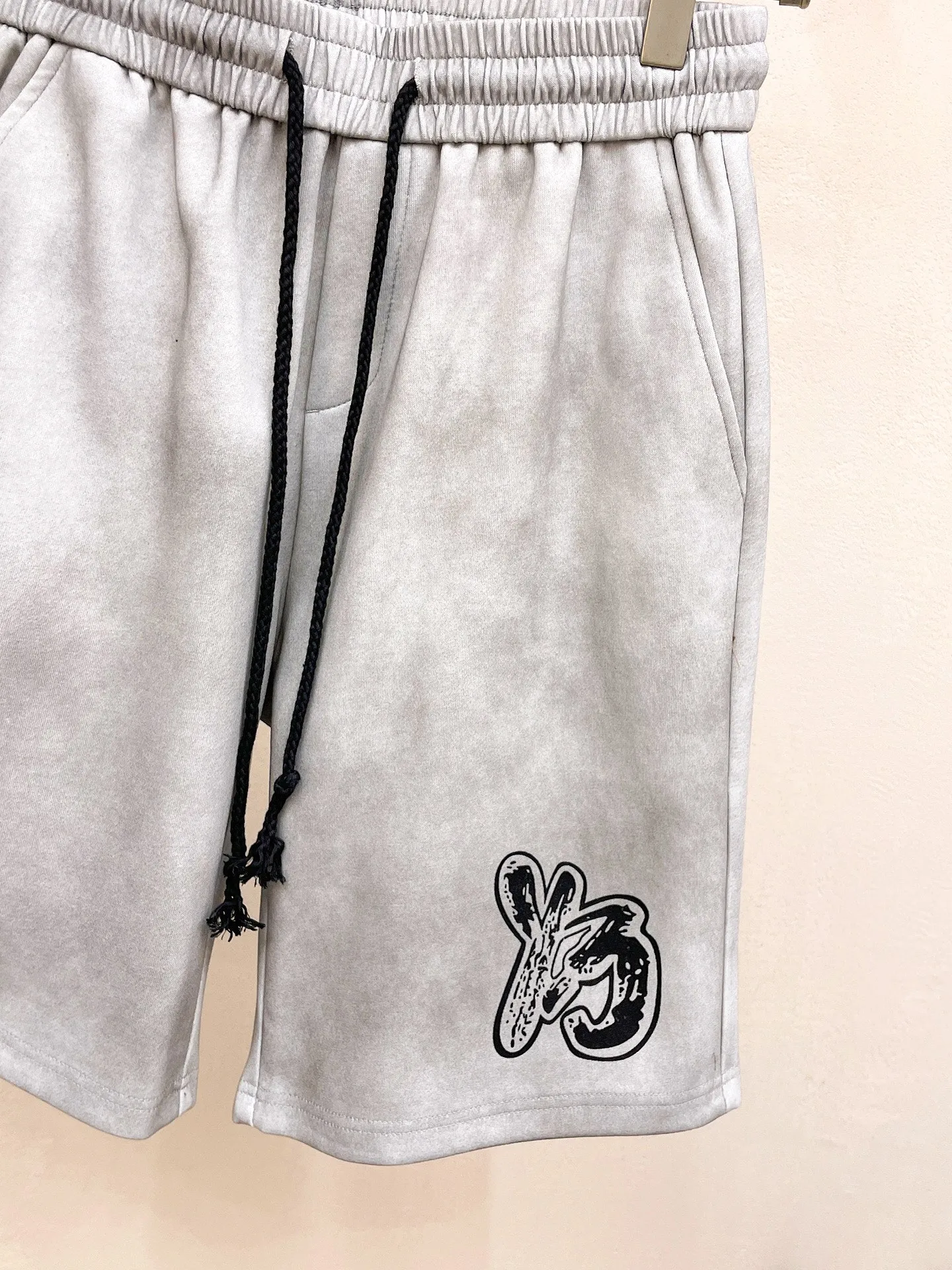 Y 3 Complete three standards 2026 summer New Arrival men's casual shorts, advanced custom-made Breathable fabric Breathable fabric with high elasticity and comfort, impeccable details, top-grade accessories, original logo design concept, delicate and soft feel! The upper body fit is awesome! Size: M-XXXL Please state your height and weight when ordering