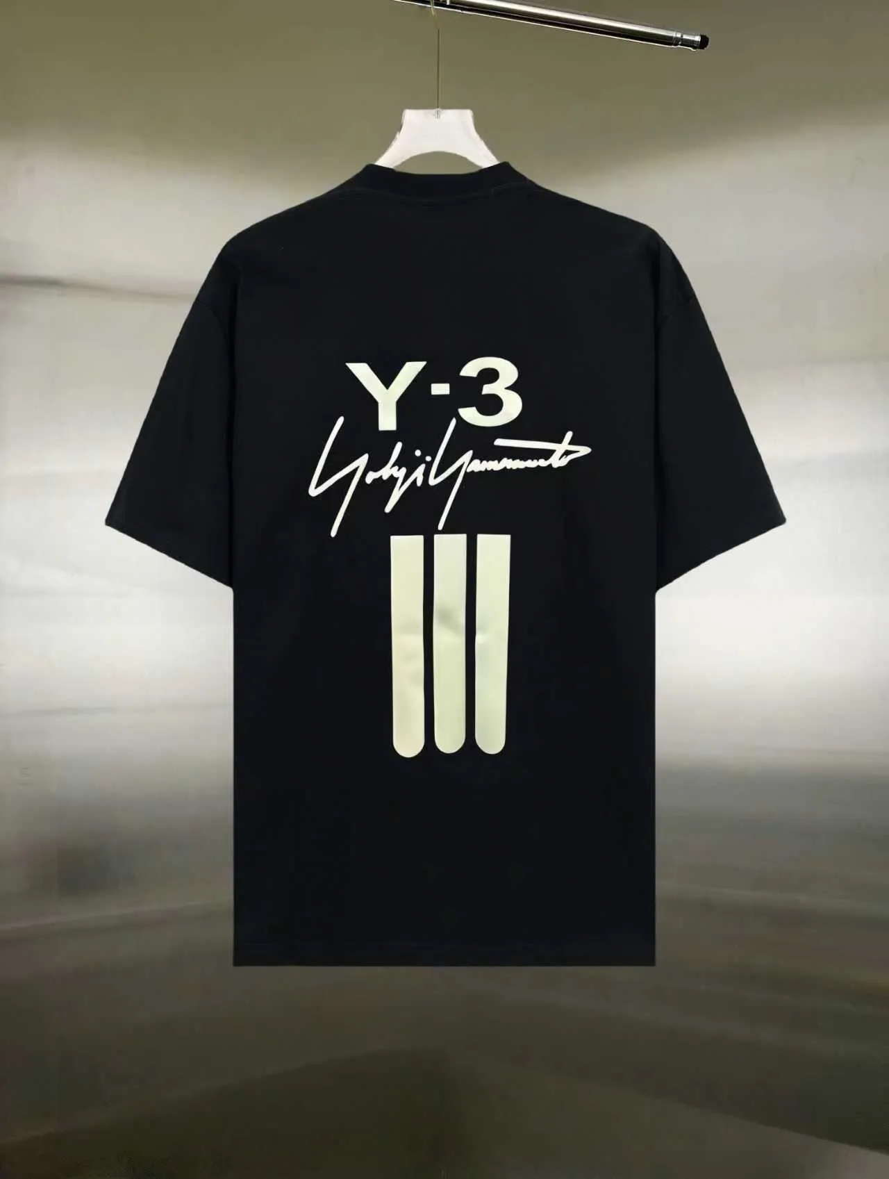 Style: Y-3 short-sleeved T-shirt Fabric: Weight double yarn 100% cotton Rib: Weight Solona Process: Printing Color: White Black Size: S M L XL XXL No gender distinction Men and women Same Style