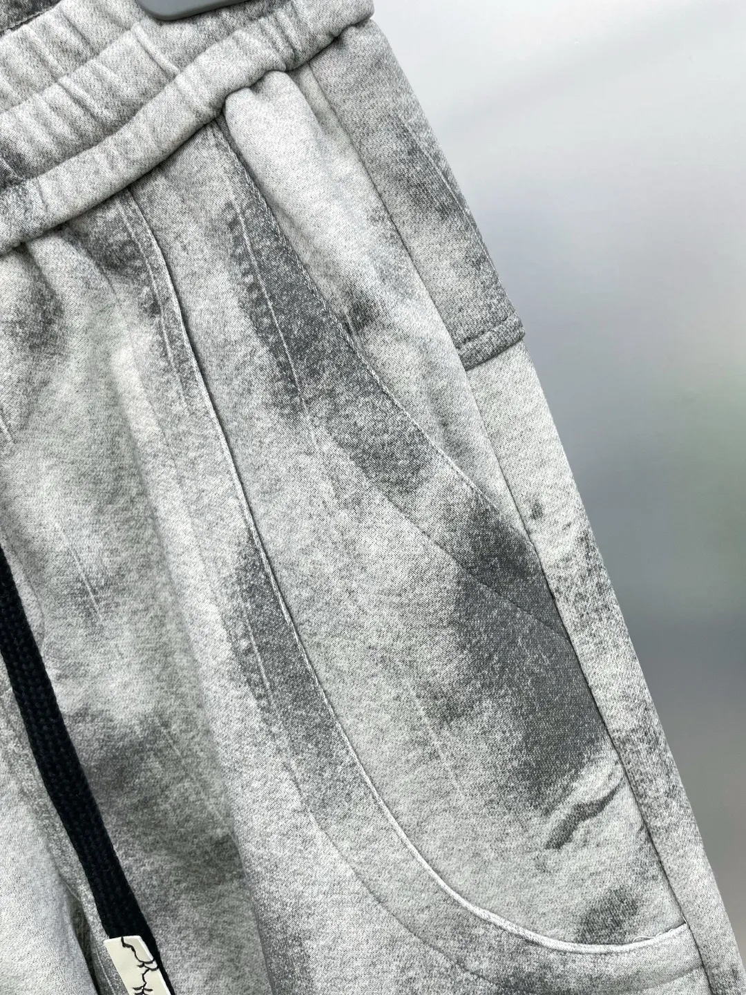 Y 3 Yohji Yamamoto 2026 Autumn and Winter New Arrival brand LOGO casual pants and trousers DD are on sale simultaneously on the official website. Brand Classic LOGO casual pants, customized fabrics, excellent comfort and strong touch. Highly recognisable, perfect appearance and craftsmanship. Size:M-3XL