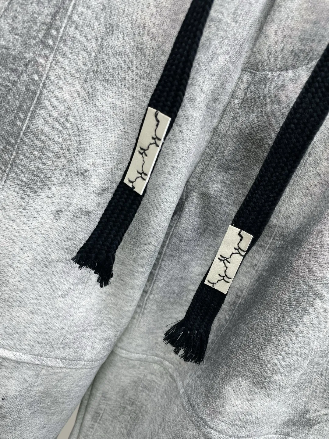Y 3 Yohji Yamamoto 2026 Autumn and Winter New Arrival brand LOGO casual pants and trousers DD are on sale simultaneously on the official website. Brand Classic LOGO casual pants, customized fabrics, excellent comfort and strong touch. Highly recognisable, perfect appearance and craftsmanship. Size:M-3XL