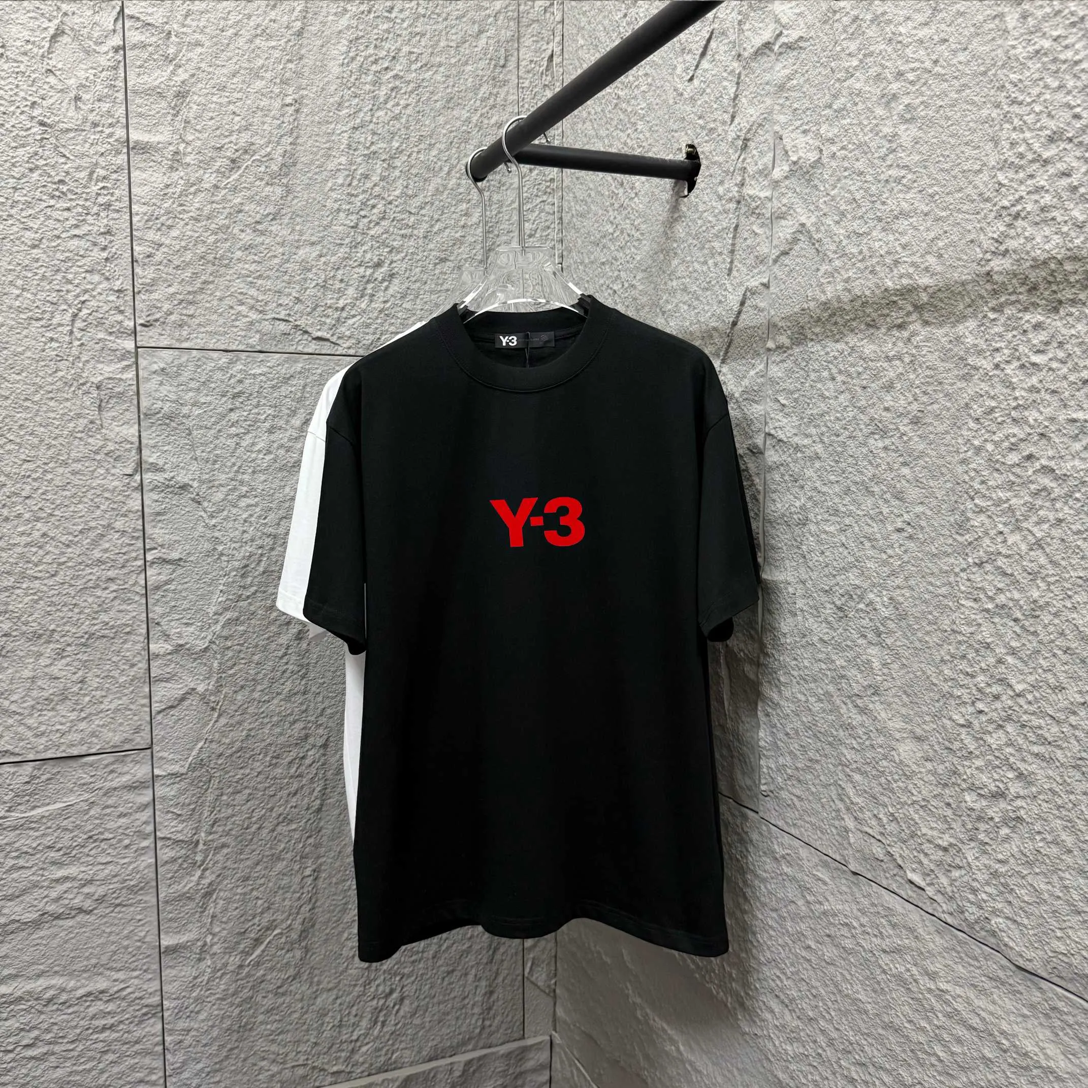 Y 3*Yamamoto*Yoji 2025 Spring and Summer New Arrival Simple signature letter Red flocking three-dimensional technology Y-3 Customized double yarn plain cotton fabric Short-sleeved T-shirt Men and women Same Style Size: S (90-130 catties) M (120-150 catties) L (140-165 catties) XL (160-180 catties) XXL (180 catties) Color: Black White