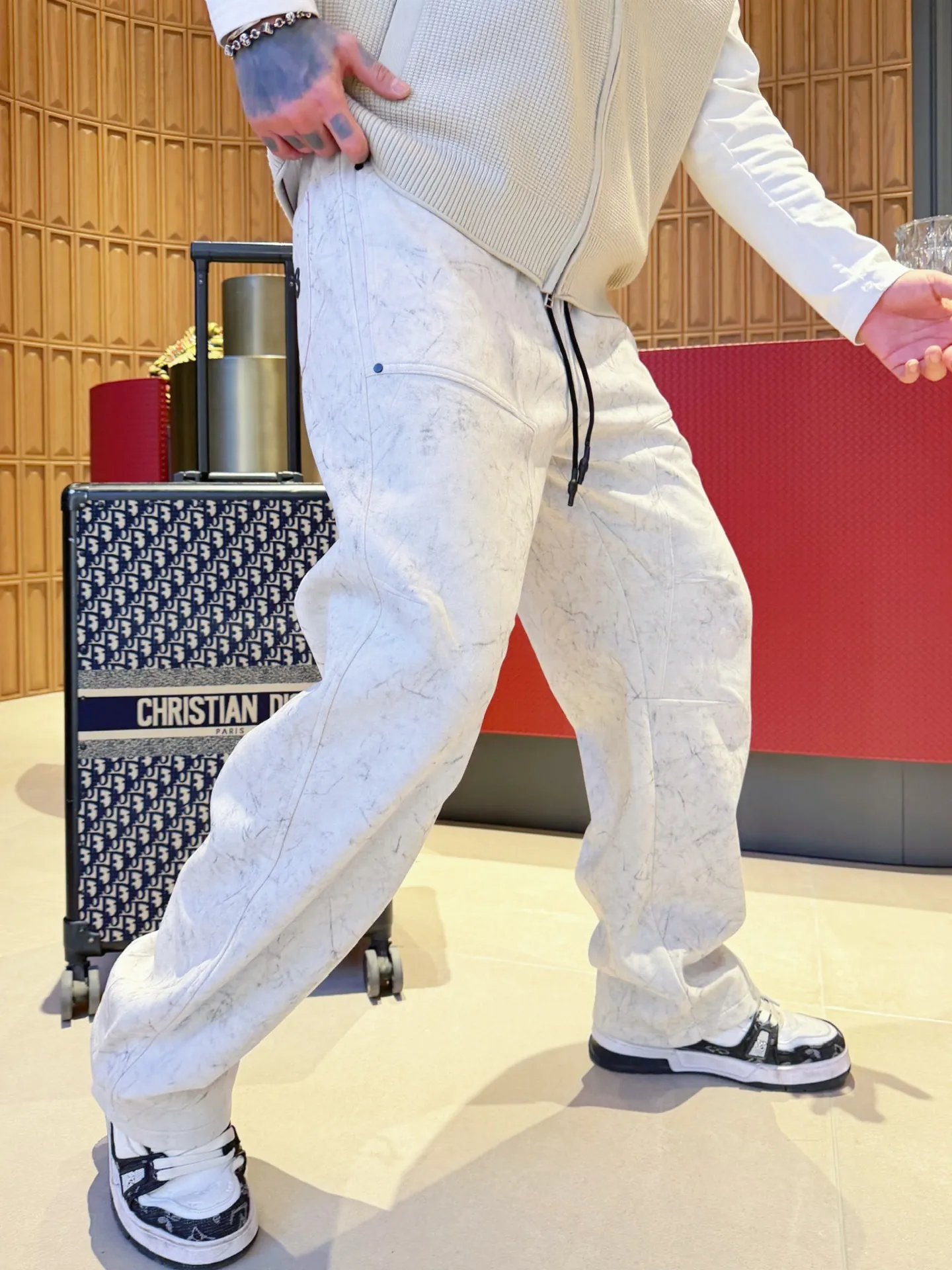 Y 3 🆕2026 Autumn and Winter New Arrival trousers and casual pants🎁 are on sale simultaneously on the official website. Brand Classic LOGO casual pants, customized fabrics, excellent comfort and strong touch. Highly recognisable, perfect appearance and craftsmanship. Size:M-3XL
