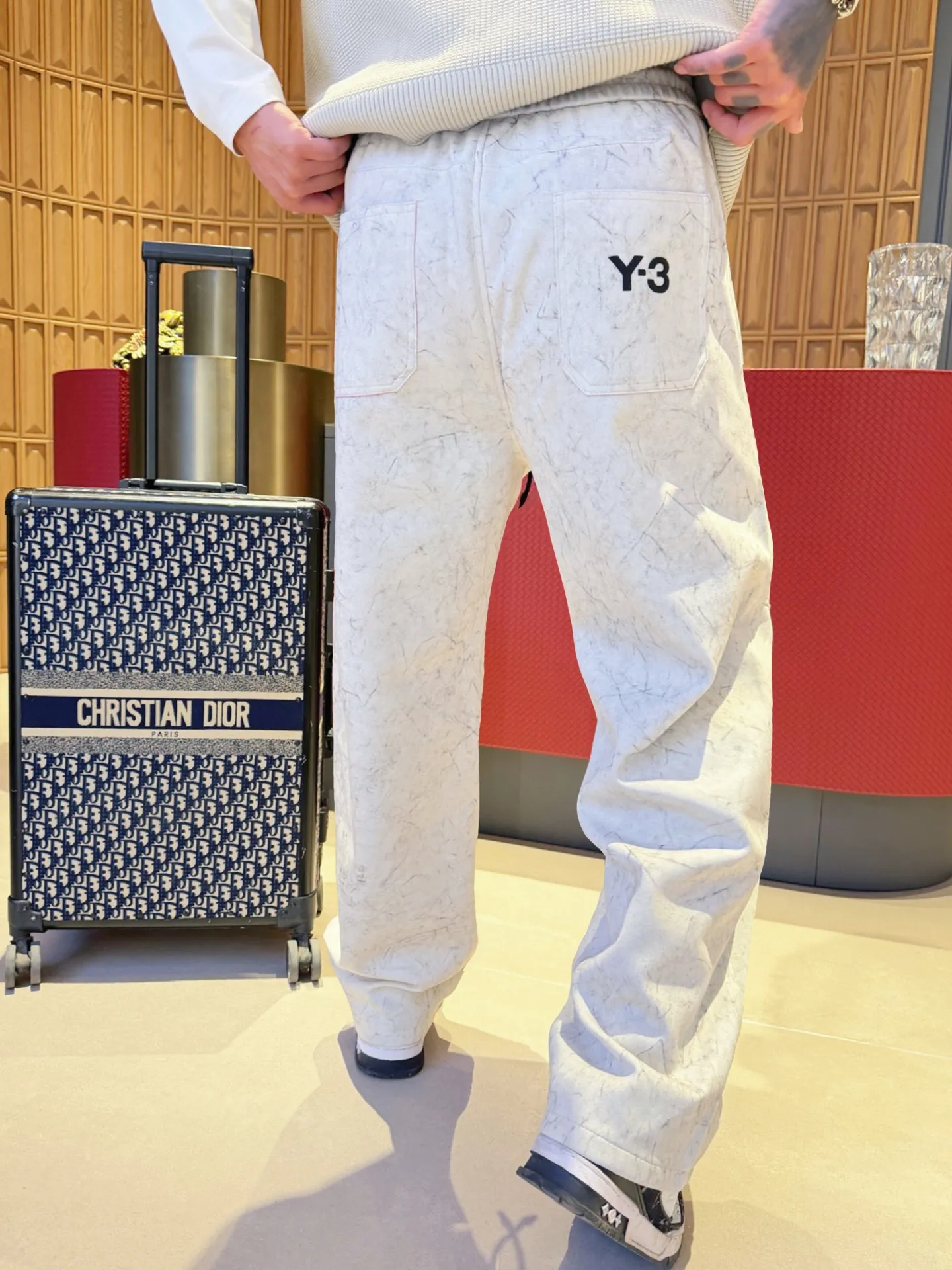 Y 3 🆕2026 Autumn and Winter New Arrival trousers and casual pants🎁 are on sale simultaneously on the official website. Brand Classic LOGO casual pants, customized fabrics, excellent comfort and strong touch. Highly recognisable, perfect appearance and craftsmanship. Size:M-3XL
