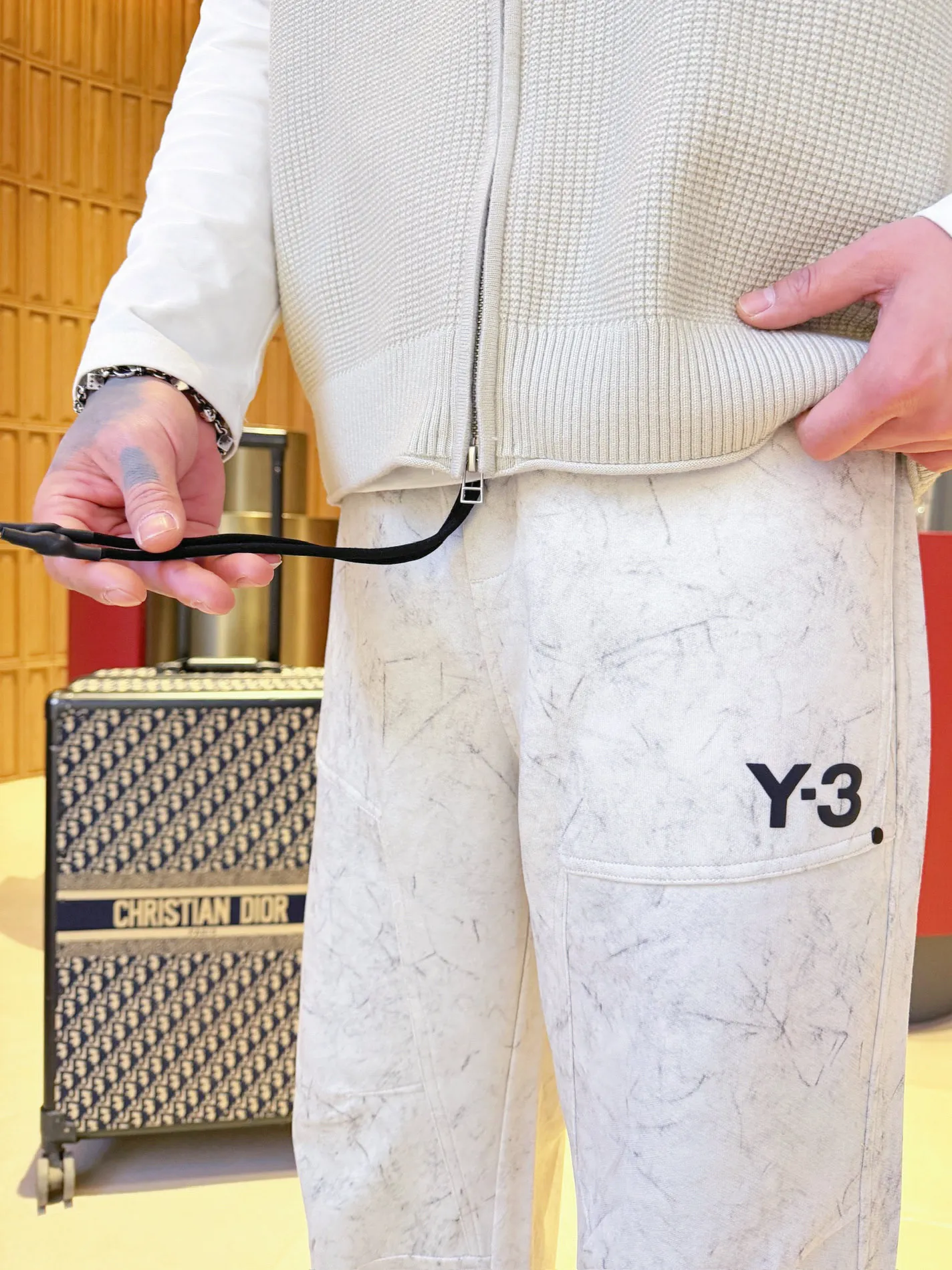 Y 3 🆕2026 Autumn and Winter New Arrival trousers and casual pants🎁 are on sale simultaneously on the official website. Brand Classic LOGO casual pants, customized fabrics, excellent comfort and strong touch. Highly recognisable, perfect appearance and craftsmanship. Size:M-3XL