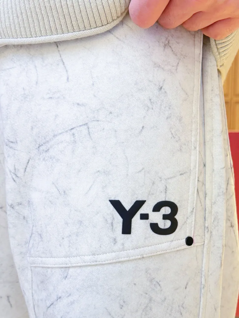 Y 3 🆕2026 Autumn and Winter New Arrival trousers and casual pants🎁 are on sale simultaneously on the official website. Brand Classic LOGO casual pants, customized fabrics, excellent comfort and strong touch. Highly recognisable, perfect appearance and craftsmanship. Size:M-3XL