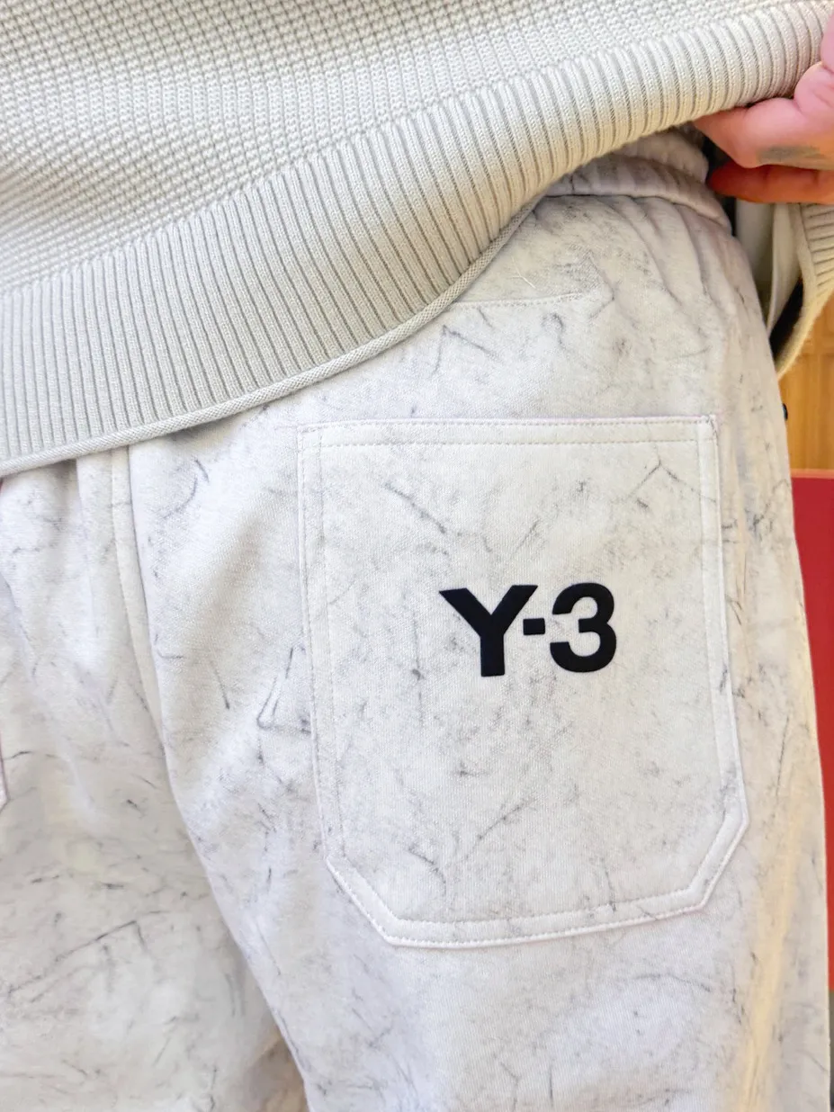 Y 3 🆕2026 Autumn and Winter New Arrival trousers and casual pants🎁 are on sale simultaneously on the official website. Brand Classic LOGO casual pants, customized fabrics, excellent comfort and strong touch. Highly recognisable, perfect appearance and craftsmanship. Size:M-3XL