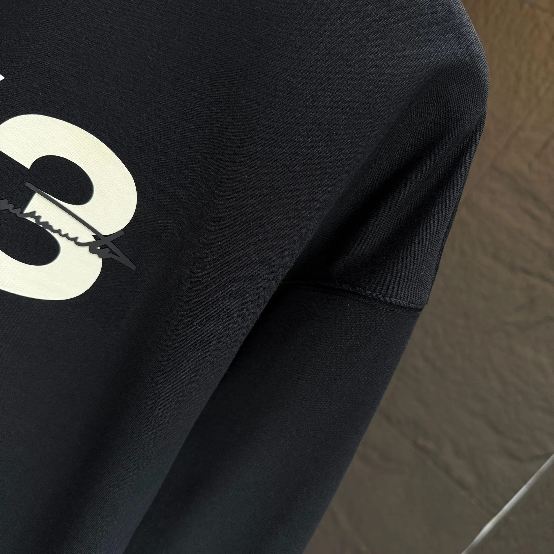 Y 3 Yohji Yamamoto 2025 Autumn and Winter New Arrival round neck sweatshirt gram terry cotton letter logo printing + three-dimensional silicone signature Color: Black White Gray Sizes: S M L XL XXL