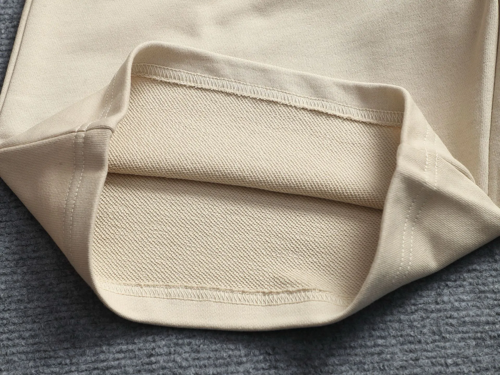 Y 3 Yohji Yamamoto Logo is exquisitely upgraded, inspired by the 1980s Retro original fabric. Official Same Style shorts. Same vat dyed fabric. Very comfortable to the touch. Latest brick cabinet synchronization for spring and summer. Fashionable and individual. Super Versatile and good-looking. Very suitable for both men and women. Must-have style. Tag. Collar label. Washed wheat. Complete with three labels. Color: Black, Tibetan Blue, Apricot. Size: XS~L