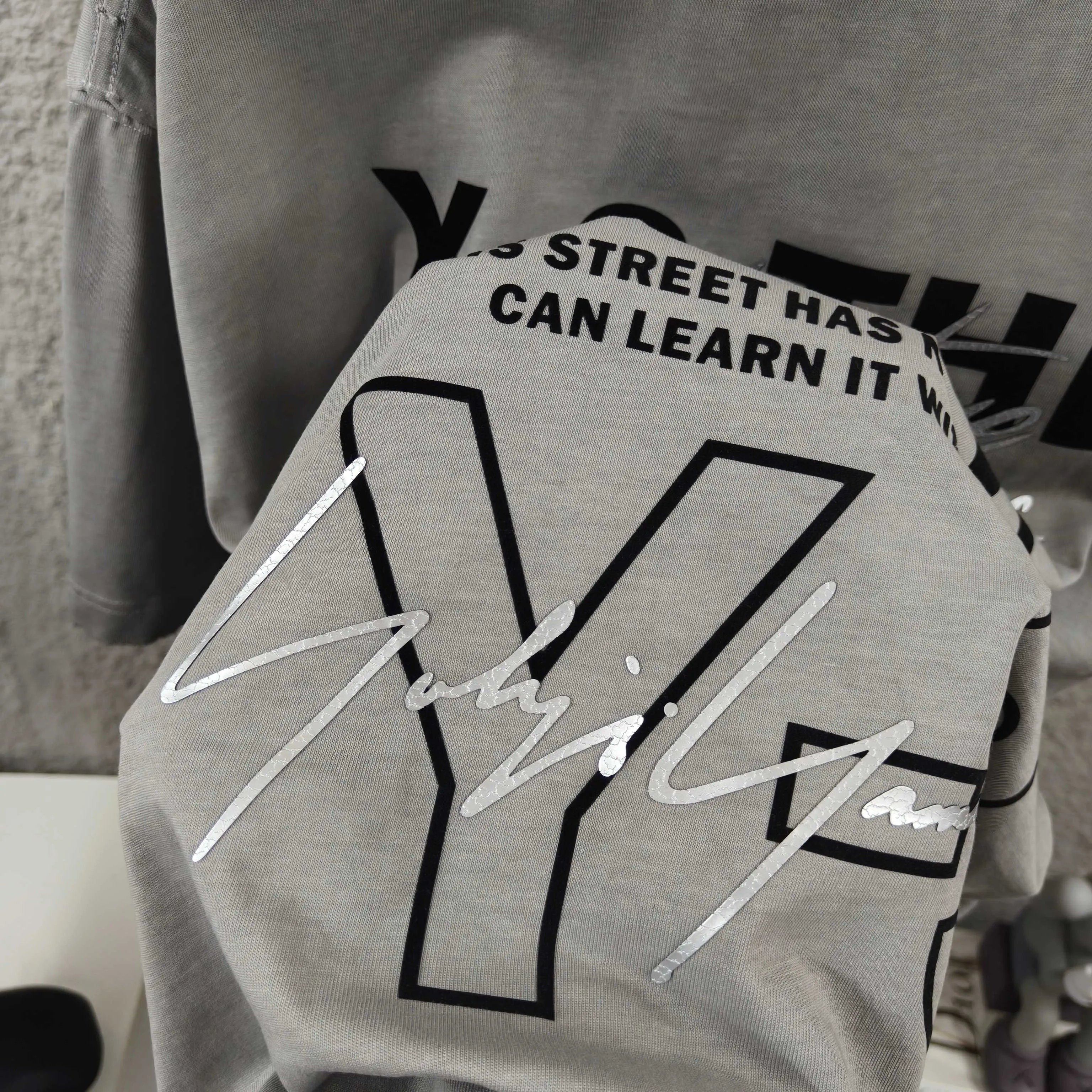 Y 3* Yamamoto Yo*ji 2026 Spring and Summer New Arrival Heavy duty worn washed style with distressed letters three-dimensional flocking technology + thick plate silicone technology Customized pure cotton fabric Short-sleeved T-shirt Men and women Same Style Color: Washed gray Washed purple Washed black Frayed white Size: S size (100-140 catties) M size (130-160 catties) L size (150-175 catties) XL code (160-185 pounds) XXL code (180 pounds)