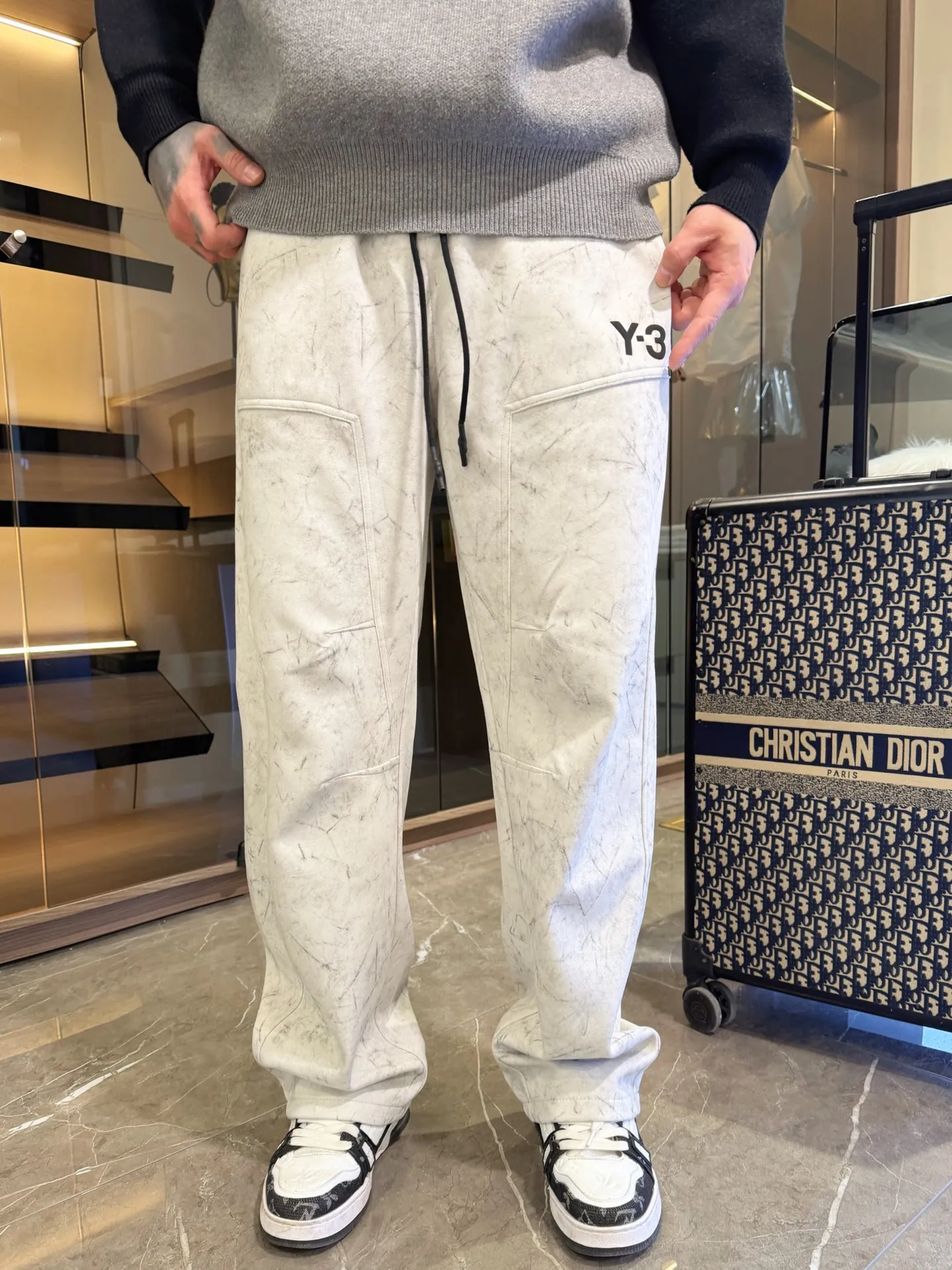 Y 3 🆕2026 Autumn and Winter New Arrival trousers and casual pants🎁 are on sale simultaneously on the official website. Brand Classic LOGO casual pants, customized fabrics, excellent comfort and strong touch. Highly recognisable, perfect appearance and craftsmanship. Size:M-3XL