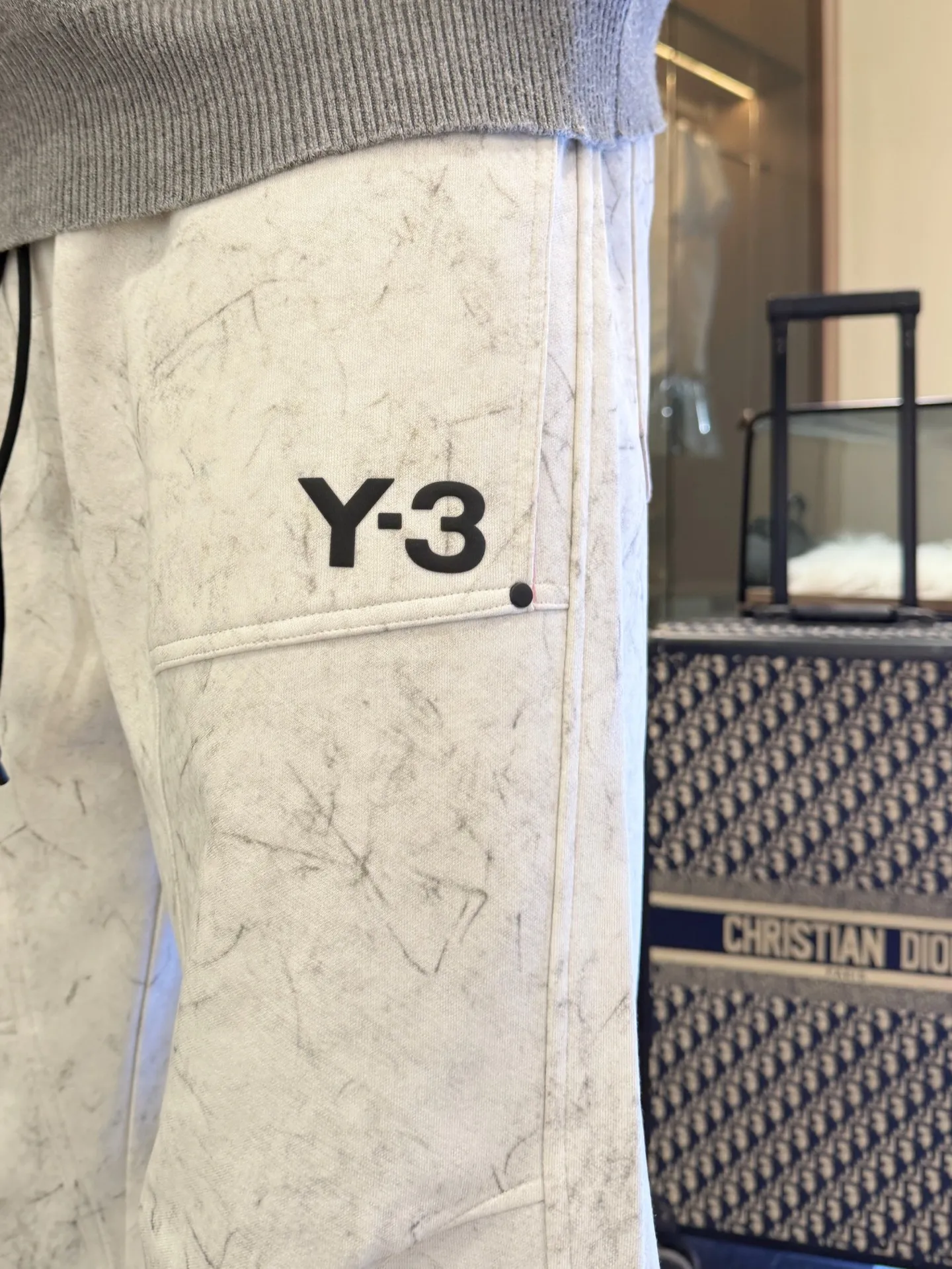 Y 3 🆕2026 Autumn and Winter New Arrival trousers and casual pants🎁 are on sale simultaneously on the official website. Brand Classic LOGO casual pants, customized fabrics, excellent comfort and strong touch. Highly recognisable, perfect appearance and craftsmanship. Size:M-3XL