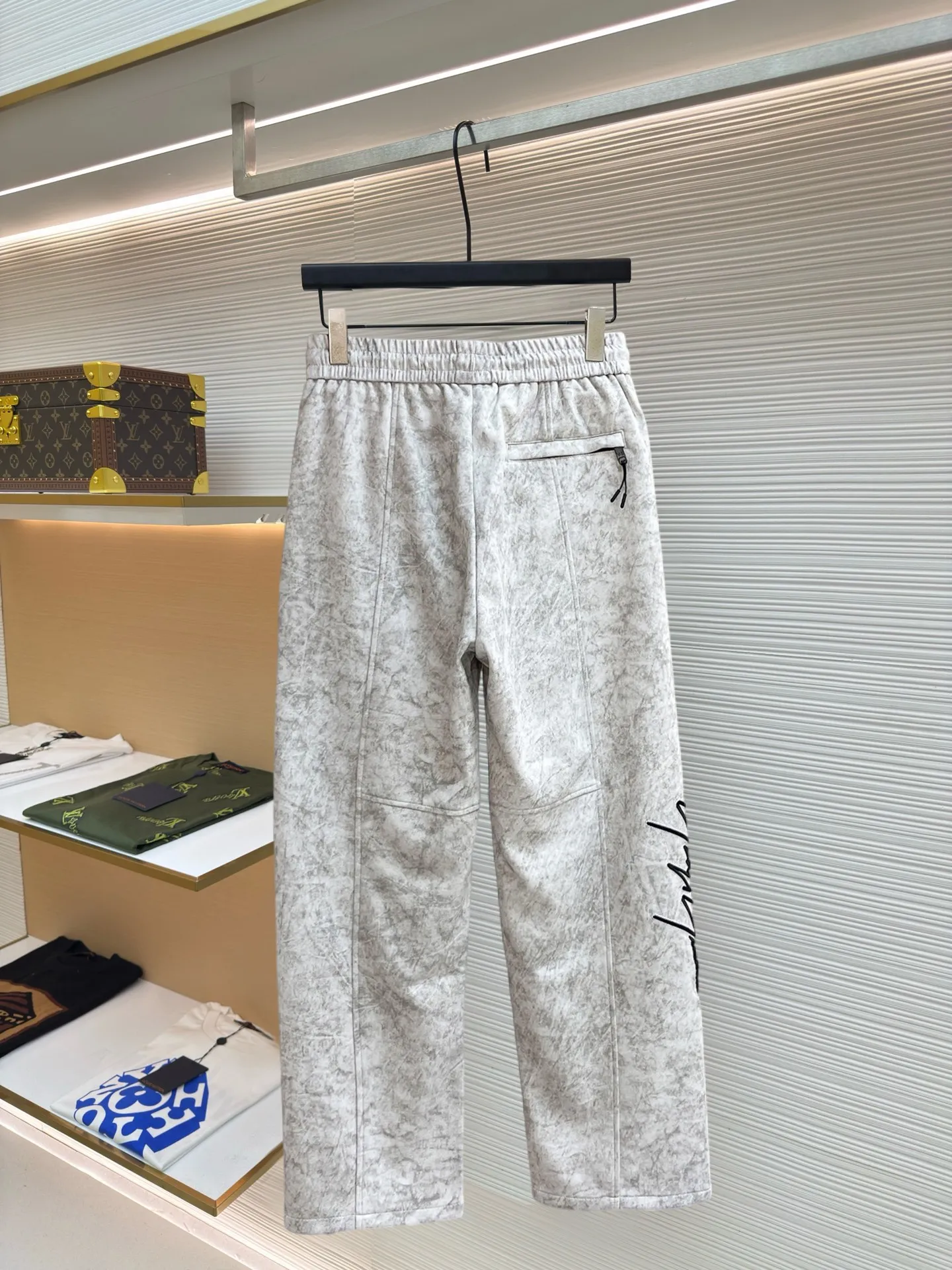 Y 3 [Higher version] The latest products for autumn and winter 2026, available at the counter simultaneously, original goods, fashionable casual trousers and casual pants, using imported original fabrics, top-grade embroidery 🪡 craft letter pattern logo, original hardware accessories decoration, simple yet fashionable, fashionable and handsome upper body, Sizes: M-3XL