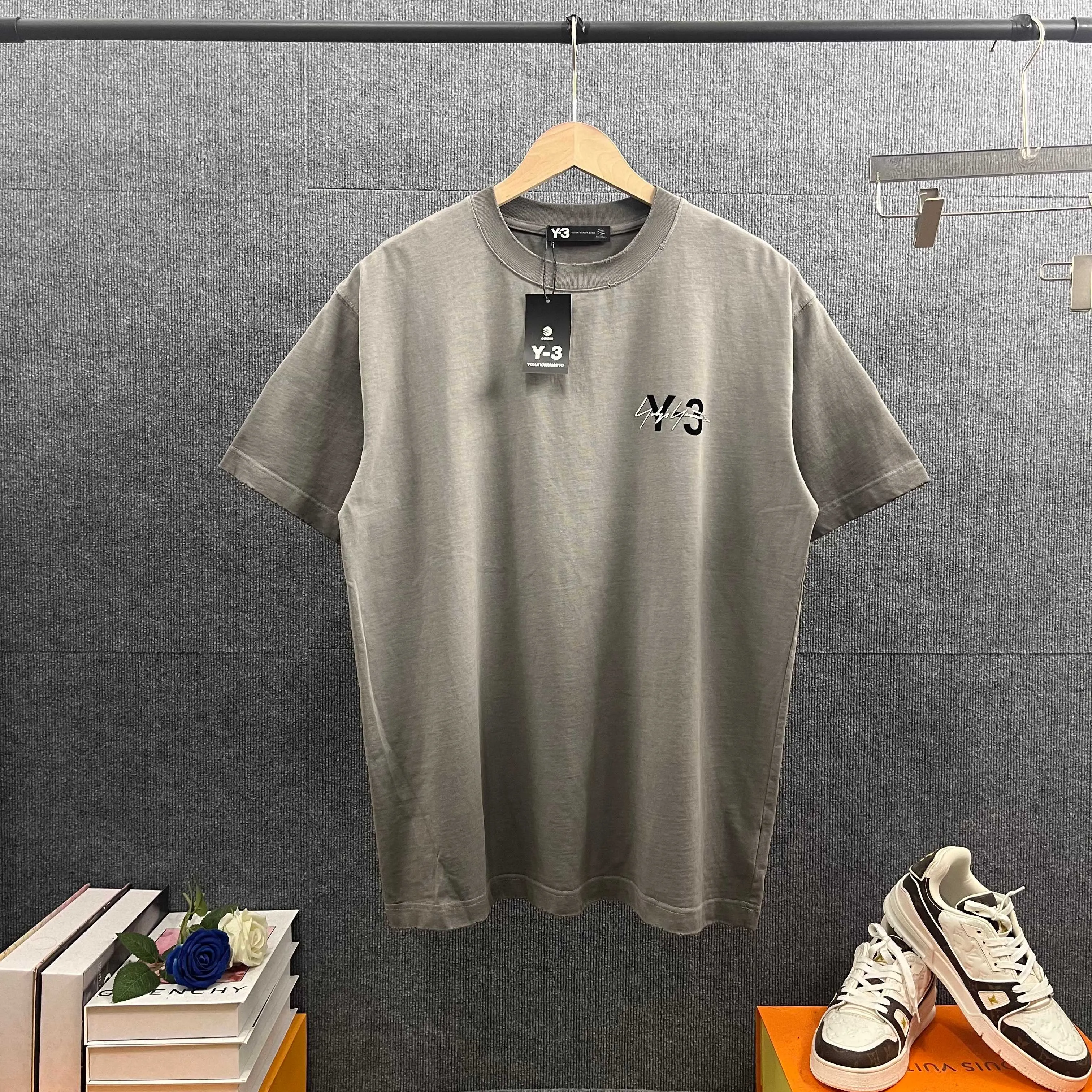 Y 3*Yamamoto*Yoshi Division 2026 Spring and Summer New Arrival Worn heavy industry washed and aged style Letter flocking process + logo thick plate silicone process Pure cotton custom fabric Short-sleeved T-shirt Men and women Same Style Color: washed gray washed purple washed black worn white Size: S size (100-140 catties) M size (130-160 catties) L size (150-175 catties) XL (160-185 catties) XXL (180 catties)
