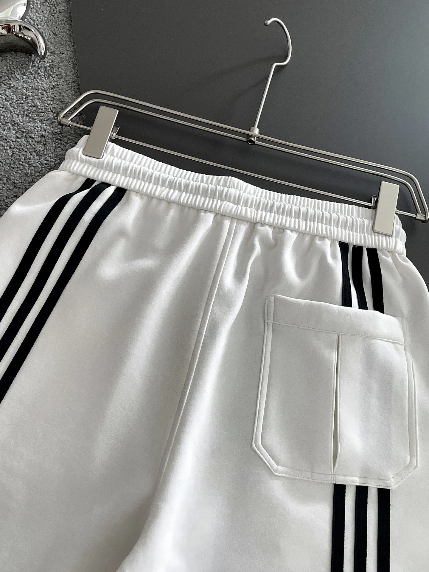 Y 3 Complete three standards 2026 summer New Arrival men's casual shorts, advanced custom-made Breathable fabric Breathable fabric with high elasticity and comfort, impeccable details, top-grade accessories, original logo design concept, delicate and soft feel! The upper body fit is awesome! Size: M-XXXL Please state your height and weight when ordering