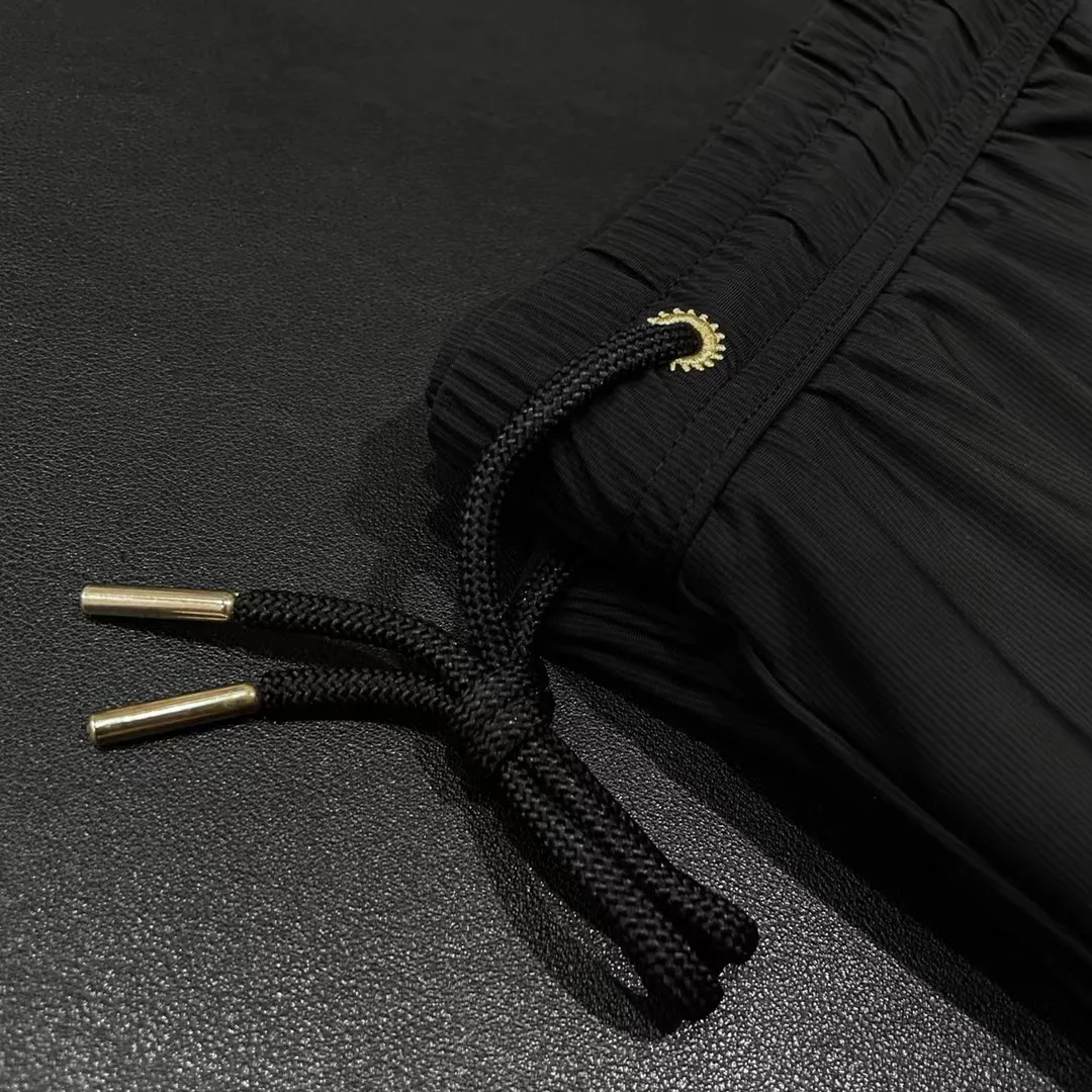 Y 3 annual New Arrival ice silk elastic quick-drying casual sports straight trousers with sun protection. These pants are very Versatile, with elastic waist and widened and thickened waistband! Straightforward design! 3D three-dimensional craftsmanship tailoring the upper body to highlight the figure! Selected ice silk four-way stretch fabric, comfortable and smooth to the touch! The drape is great! No pilling, no fading, cool and comfortable! Technical fabrics are really very technical! It’s like a single layer of skin! Extremely cool! ! Stretch fabric on all sides! It has elasticity both horizontally and vertically, and is very breathable! The upper body is very comfortable! Simple and elegant style! Not too much cumbersome design! Exquisite craftsmanship! Quality is in place! No need to say more about this! Once you buy it and wear it, you will know that it can be worn for daily work and outdoor sports. This style has been designed by many famous designers and is the perfect combination of fashion, leisure and outdoor sports, so it is your best choice whether you wear it daily or outdoors. Color: Black Gray Size S-XL