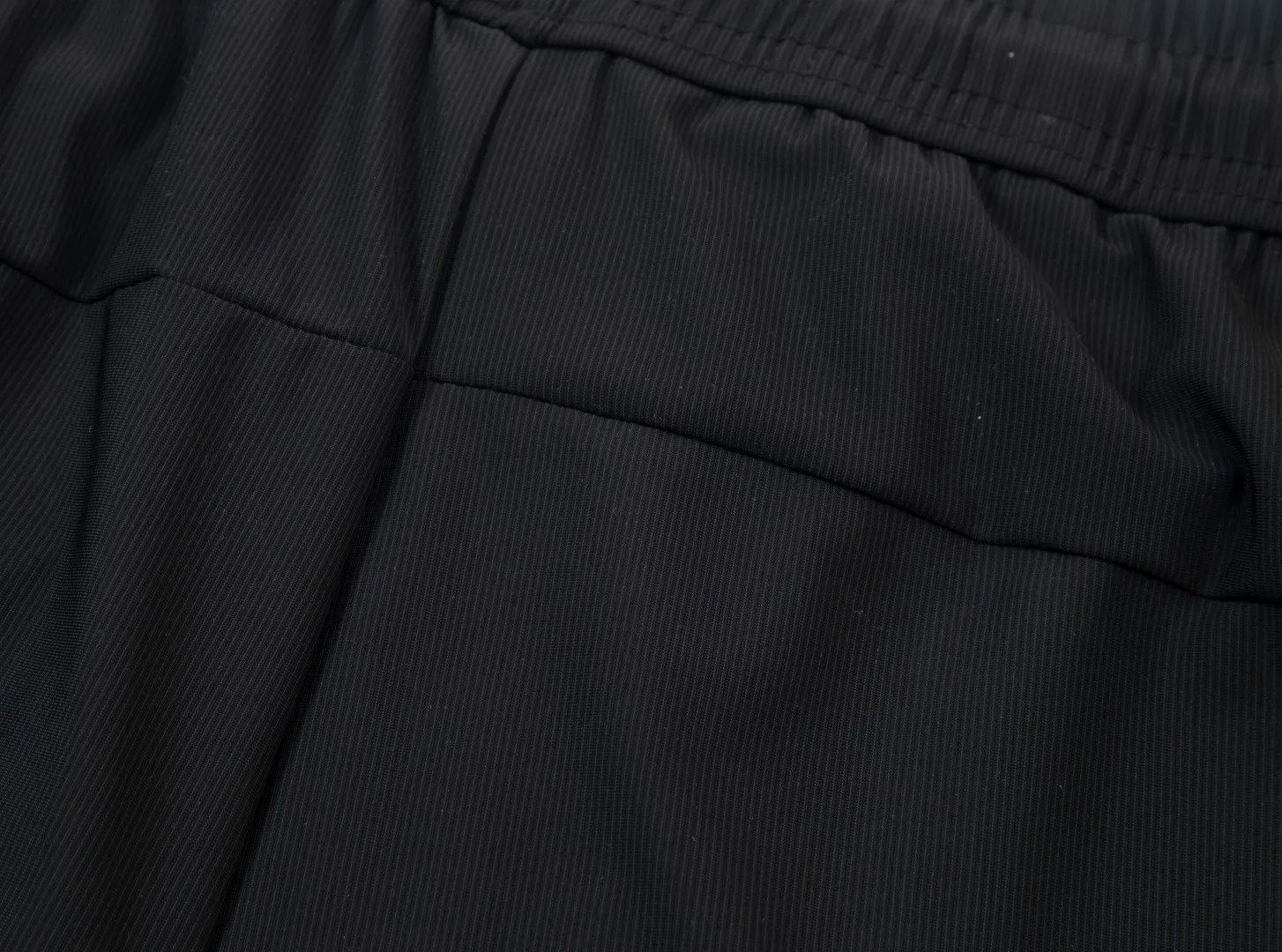 Y 3 annual New Arrival ice silk elastic quick-drying casual sports straight trousers with sun protection. These pants are very Versatile, with elastic waist and widened and thickened waistband! Straightforward design! 3D three-dimensional craftsmanship tailoring the upper body to highlight the figure! Selected ice silk four-way stretch fabric, comfortable and smooth to the touch! The drape is great! No pilling, no fading, cool and comfortable! Technical fabrics are really very technical! It’s like a single layer of skin! Extremely cool! ! Stretch fabric on all sides! It has elasticity both horizontally and vertically, and is very breathable! The upper body is very comfortable! Simple and elegant style! Not too much cumbersome design! Exquisite craftsmanship! Quality is in place! No need to say more about this! Once you buy it and wear it, you will know that it can be worn for daily work and outdoor sports. This style has been designed by many famous designers and is the perfect combination of fashion, leisure and outdoor sports, so it is your best choice whether you wear it daily or outdoors. Color: Black Gray Size S-XL