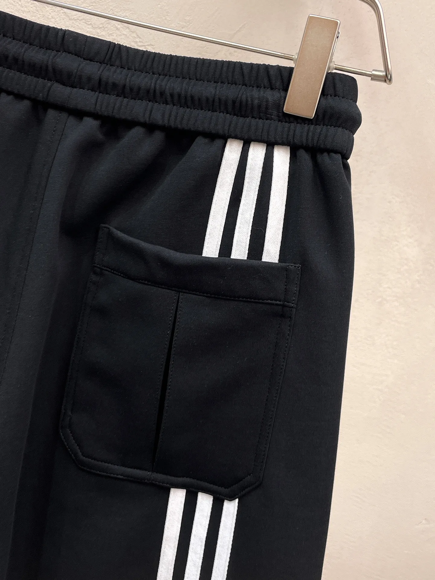 Y 3 Complete three standards 2026 summer New Arrival men's casual shorts, advanced custom-made Breathable fabric Breathable fabric with high elasticity and comfort, impeccable details, top-grade accessories, original logo design concept, delicate and soft feel! The upper body fit is awesome! Size: M-XXXL Please state your height and weight when ordering