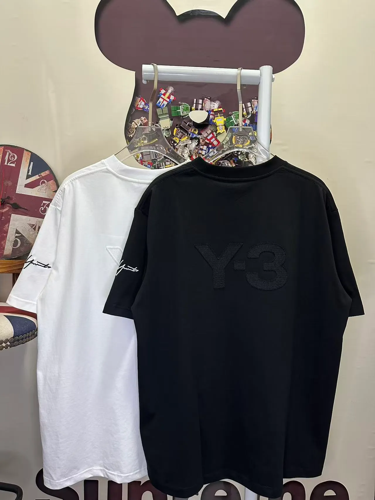 Y-3 spring and summer new model, the original high version Y-3 fabric is made of high-density pure cotton, does not deform and does not shrink. Process introduction: catwalk style, personalized logo front and rear panels, left sleeve using 10,000-needle BEHRINGER precision embroidery🪡 Color: Black White Size: S-XXL