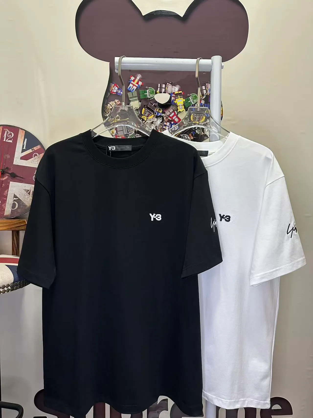 Y-3 spring and summer new model, the original high version Y-3 fabric is made of high-density pure cotton, does not deform and does not shrink. Process introduction: catwalk style, personalized logo front and rear panels, left sleeve using 10,000-needle BEHRINGER precision embroidery🪡 Color: Black White Size: S-XXL