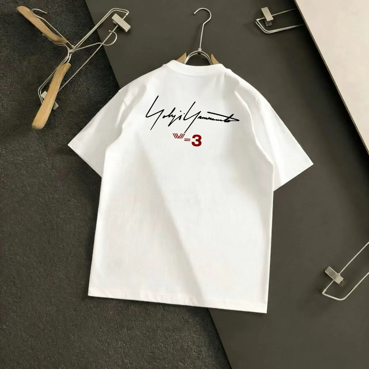 Y 3/Yoji Yamamoto "Official website Same Style Limited initials with irregular ogo letters" Printed double yarn pure cotton short sleeves [G double yarn pure cotton top quality fabric soft to the touch Exclusive shipment of 100% cotton Custom dyed sulfur black dust-free fabric] Fabric: G double yarn pure cotton short sleeves, matching G pure cotton rib Logo logo exquisitely upgraded, inspired by the original Retro fabric of the 1980s Official Same Style Color: Black White Size: M-XXXL Purchase the original mold and create it with a full set of customized accessories. Details determine success or failure. Accessories: The original accessories are complete with one to one and three standards, os off-shoulder version, Same Style for men and women, official website Quality has no gender distinction, Same Style for men and women