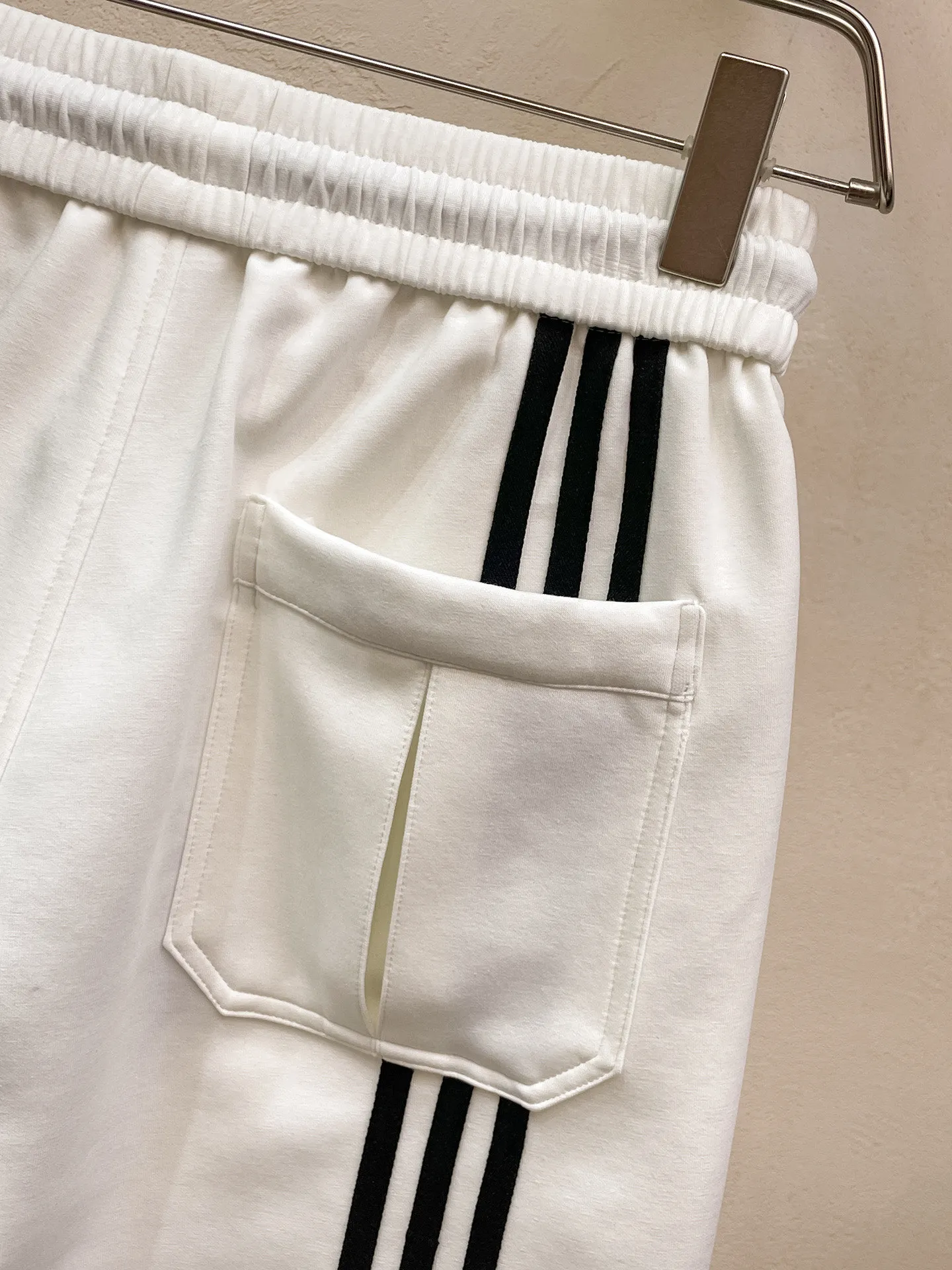 Y 3 Complete three standards 2026 summer New Arrival men's casual shorts, advanced custom-made Breathable fabric Breathable fabric with high elasticity and comfort, impeccable details, top-grade accessories, original logo design concept, delicate and soft feel! The upper body fit is awesome! Size: M-XXXL Please state your height and weight when ordering