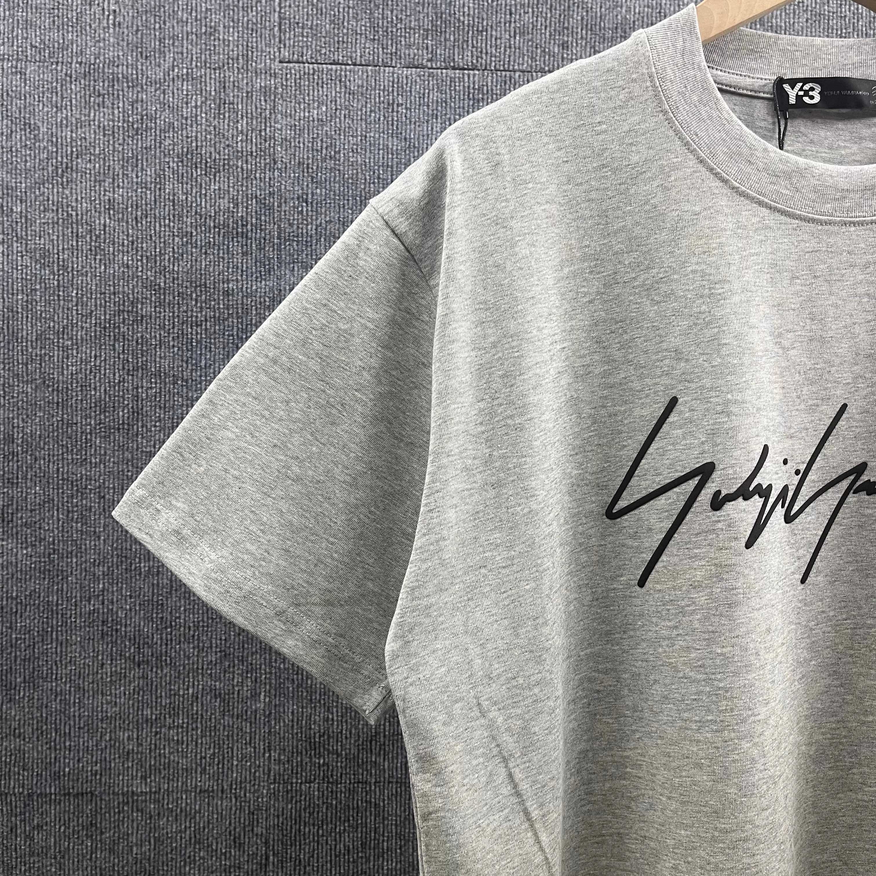 Y 3*Yamamoto*Yoshi 2026 Spring and Summer New Arrival Signature letter silicone technology Y-3 Double yarn custom plain cotton fabric Short-sleeved T-shirt Men and women Same Style Color: Black White Flower Gray Wine Red Size: S (90-130 pounds) M (120-150 pounds) L (140-165 pounds) XL (160-180 pounds) XXL (180 pounds)