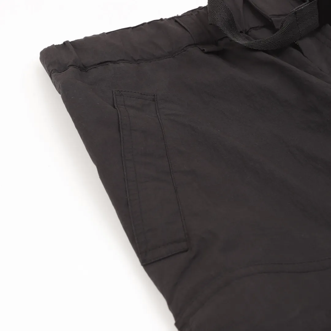 Y 3/Yoji Yamamoto functional multi-pocket overalls. Made of Authentic molded 80-count polyester woven fabric. Due to the complex craftsmanship, it contains 16 pockets. It took many trial cuts on the cutting machine to achieve the same craftsmanship as the original fabric. The craftsmanship is complex and the delivery time is long. The waistband has a hidden elastic cord. Size is easy to match. The collar label is complete with washable tags! size：S-XL
