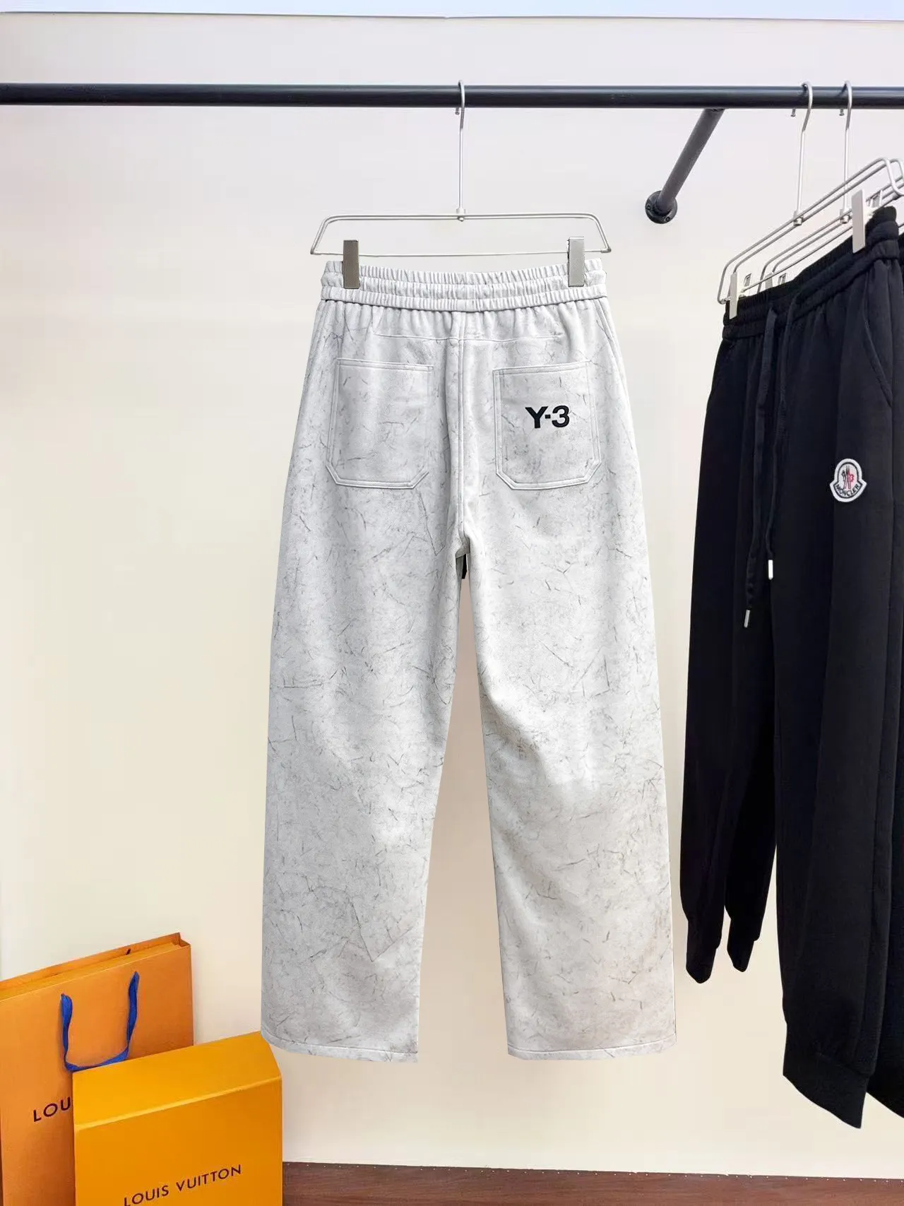 Y 3 🆕2026 Autumn and Winter New Arrival trousers and casual pants🎁 are on sale simultaneously on the official website. Brand Classic LOGO casual pants, customized fabrics, excellent comfort and strong touch. Highly recognisable, perfect appearance and craftsmanship. Size:M-3XL