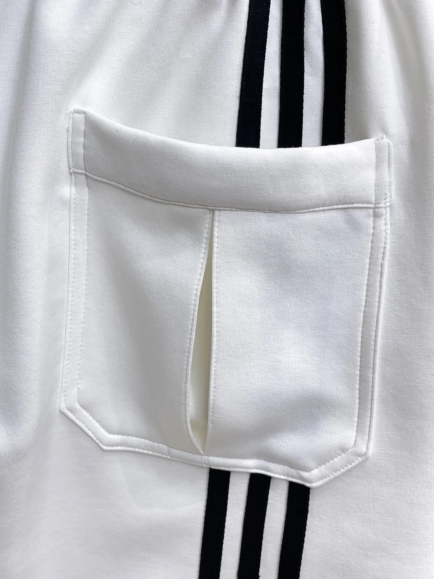Y 3 Complete three standards 2026 summer New Arrival men's casual shorts, advanced custom-made Breathable fabric Breathable fabric with high elasticity and comfort, impeccable details, top-grade accessories, original logo design concept, delicate and soft feel! The upper body shape is awesome! Size: M-XXXL Please state your height and weight when ordering