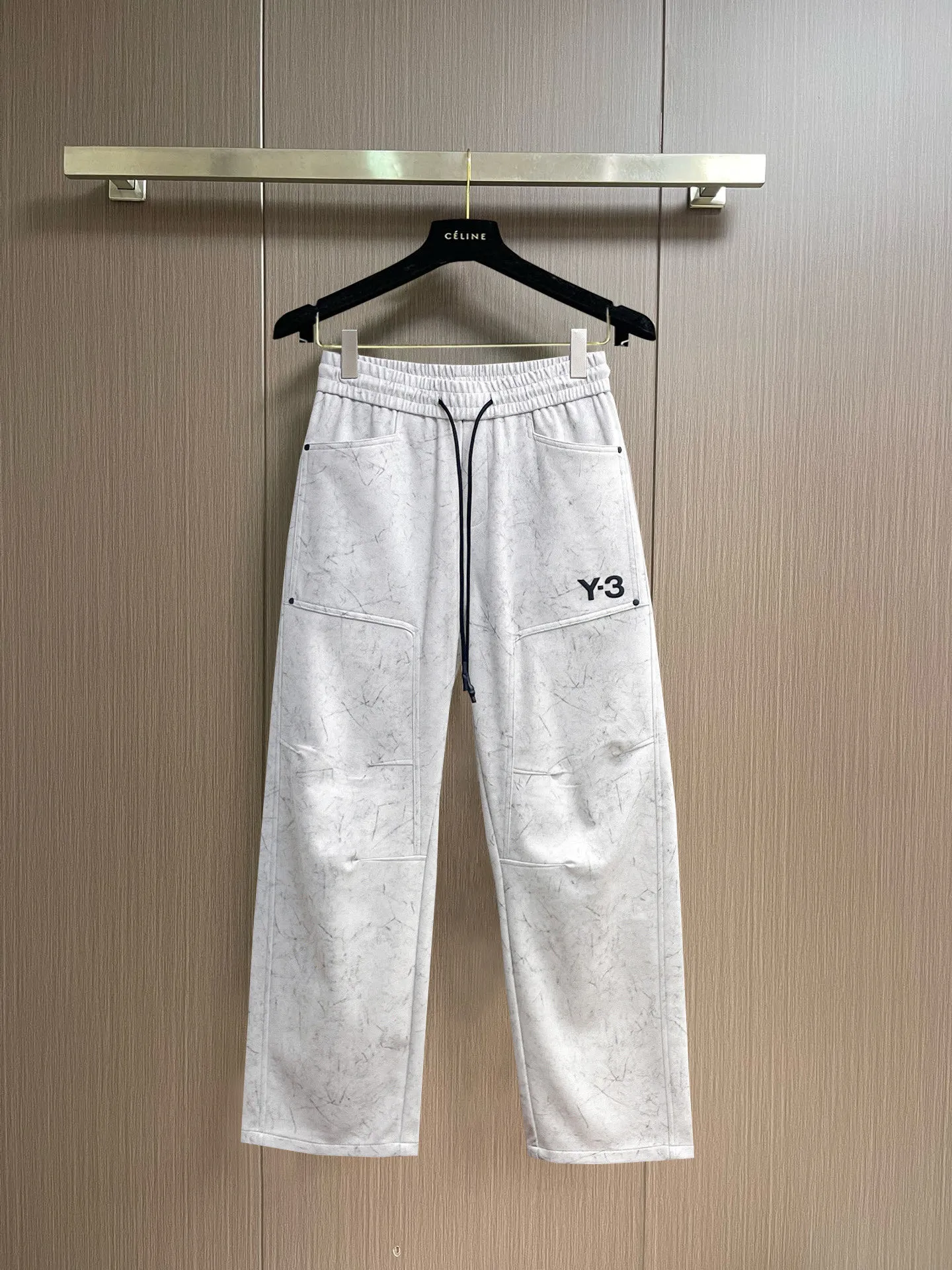 Y 3 🆕2026 Autumn and Winter New Arrival trousers and casual pants🎁 are on sale simultaneously on the official website. Brand Classic LOGO casual pants, customized fabrics, excellent comfort and strong touch. Highly recognisable, perfect appearance and craftsmanship. Size:M-3XL