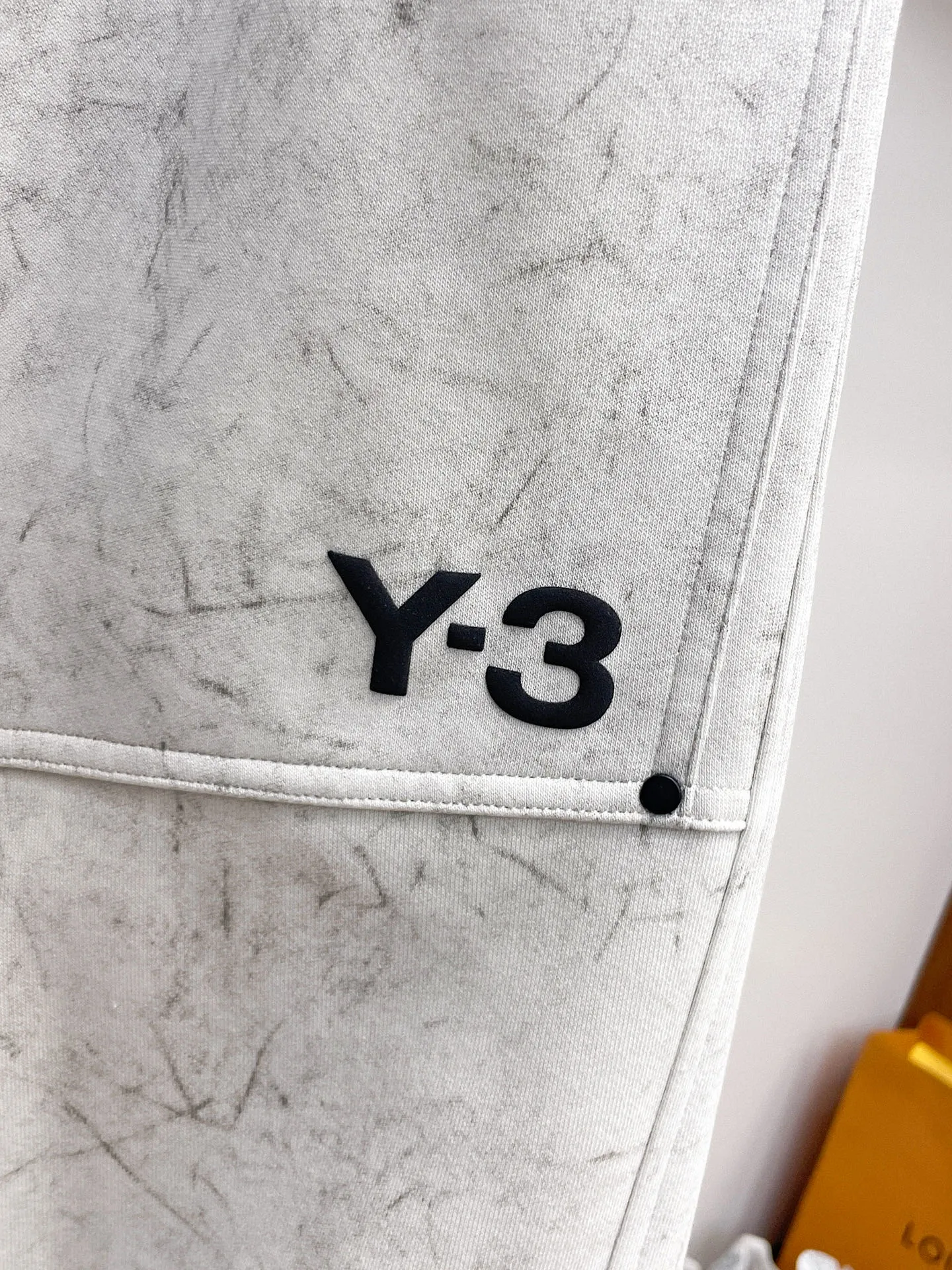Y 3 🆕2026 Autumn and Winter New Arrival trousers and casual pants🎁 are on sale simultaneously on the official website. Brand Classic LOGO casual pants, customized fabrics, excellent comfort and strong touch. Highly recognisable, perfect appearance and craftsmanship. Size:M-3XL