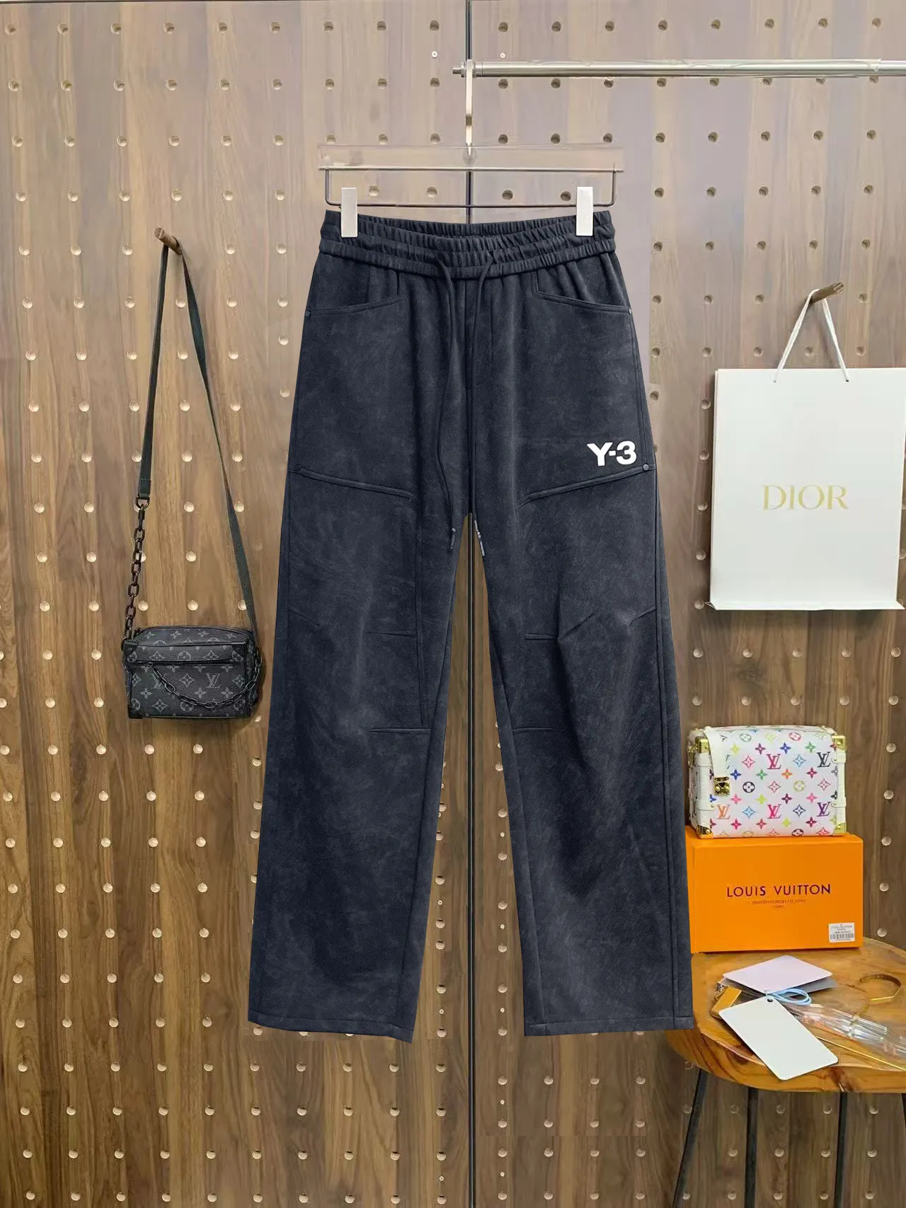 Y 3 🆕2026 Autumn and Winter New Arrival trousers and casual pants🎁 are on sale simultaneously on the official website. Brand Classic LOGO casual pants, customized fabrics, excellent comfort and strong touch. Highly recognisable, perfect appearance and craftsmanship. Size:M-3XL