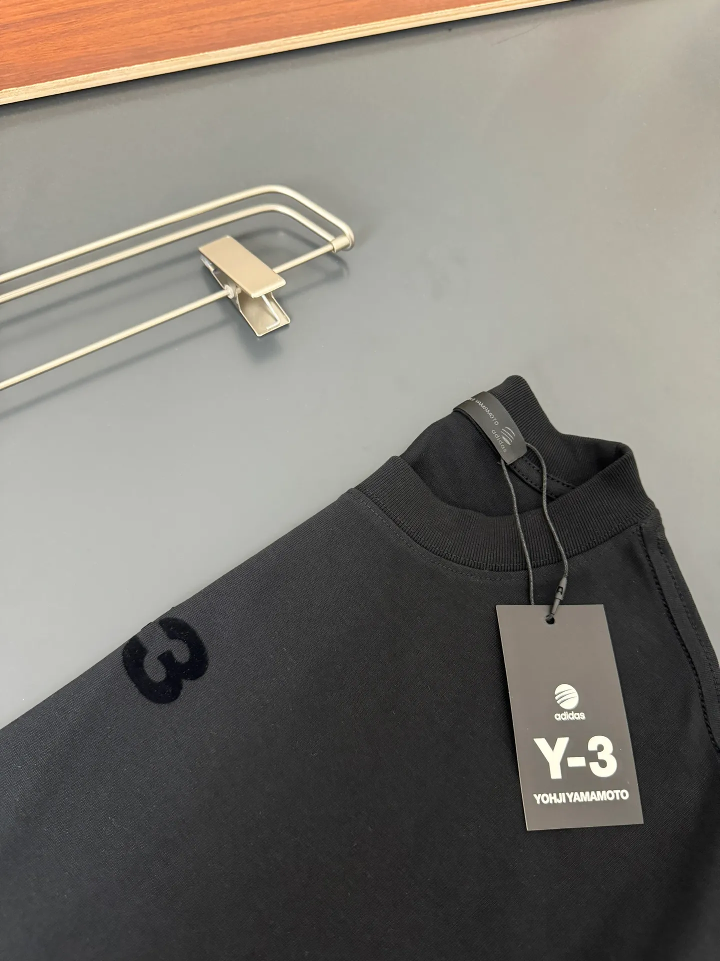 Y-3*Yoji Yamamoto*The most New Arrival round neck fashionable short-sleeved T-shirt in spring and summer, flocking➕printing process logo design, heavyweight pure cotton double yarn pure cotton fabric! Comfortable against the skin, durable and easy to wear, meticulous original craftsmanship, a must-have for casual Versatile Sizes S M L XL XXL