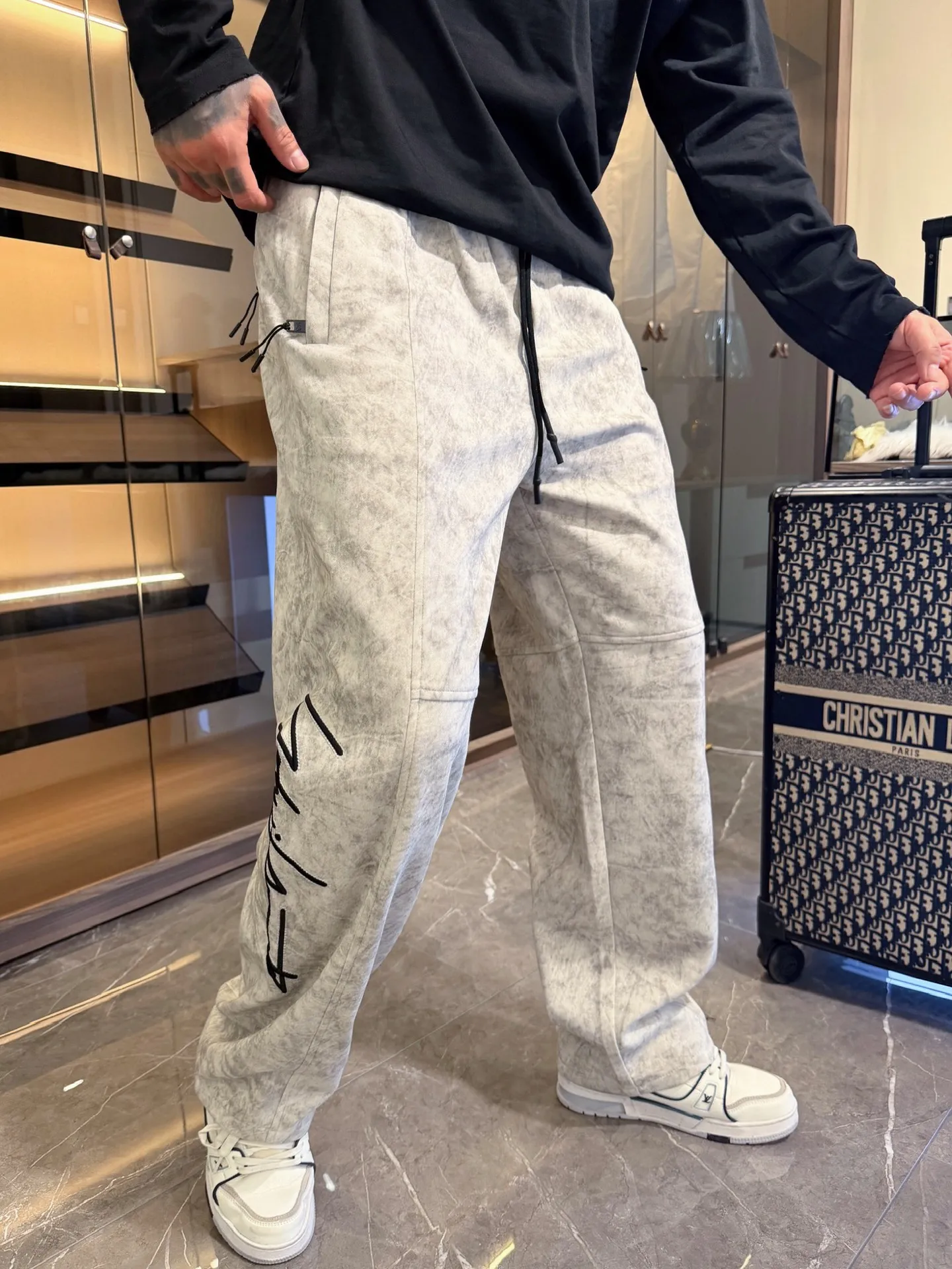 Y 3 [Higher version] The latest products for autumn and winter 2026, available at the counter simultaneously, original goods, fashionable casual trousers and casual pants, using imported original fabrics, top-grade embroidery 🪡 craft letter pattern logo, original hardware accessories decoration, simple yet fashionable, fashionable and handsome upper body, Sizes: M-3XL