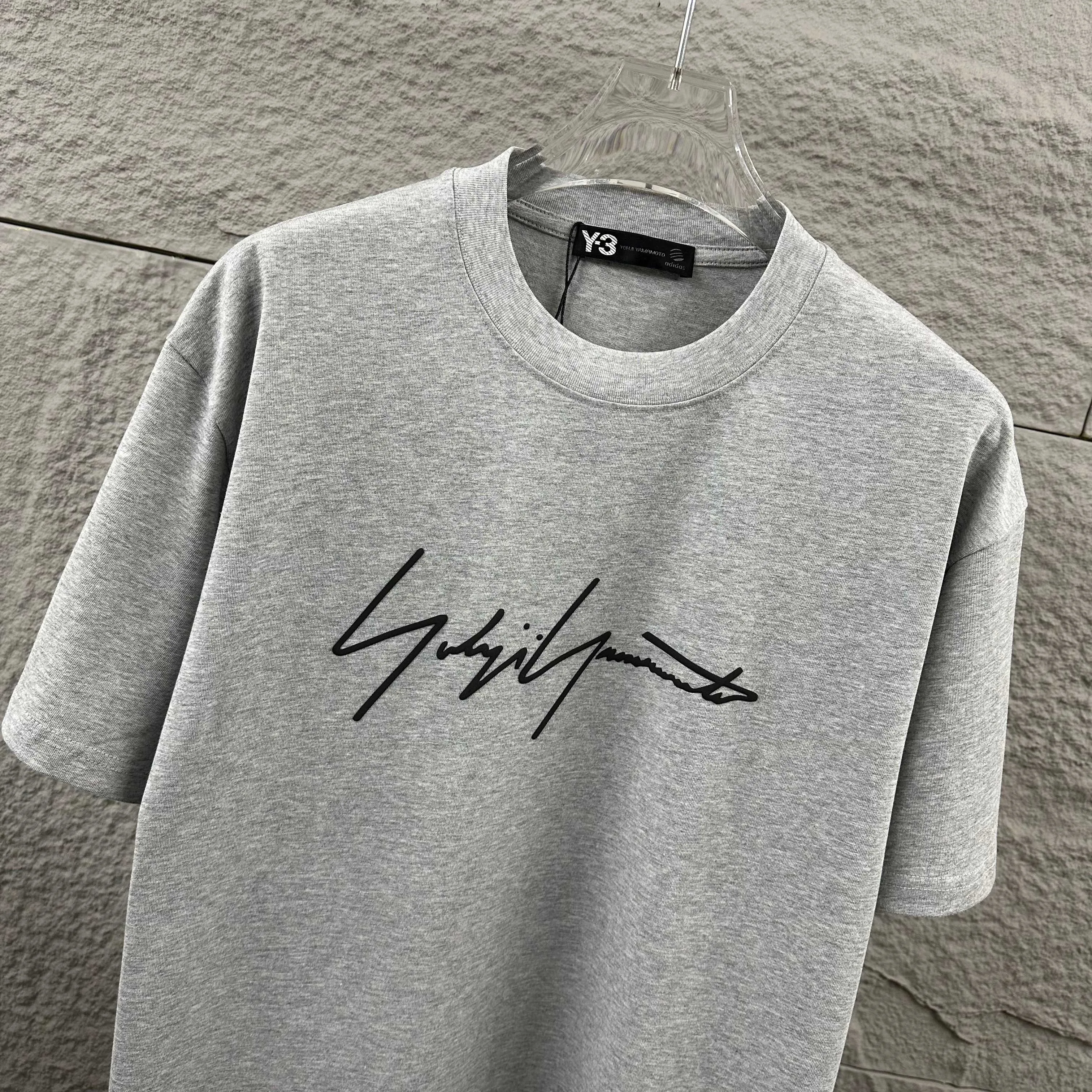 Y 3*Yamamoto*Yoji 2026 Spring and Summer New Arrival Simple signature letter thick plate silicone three-dimensional technology Y-3 Customized double yarn plain cotton fabric Short-sleeved T-shirt Men and women Same Style Color: Black White Flower Gray Angola Red Size: S (90-130 catties) M (120-150 catties) L (140-165 catties) XL (160-180 catties) XXL (180 pounds)