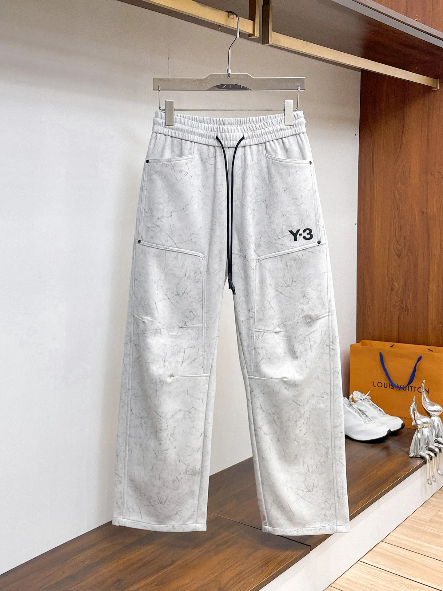Y 3 🆕2026 Autumn and Winter New Arrival trousers and casual pants🎁 are on sale simultaneously on the official website. Brand Classic LOGO casual pants, customized fabrics, excellent comfort and strong touch. Highly recognisable, perfect appearance and craftsmanship. Size:M-3XL