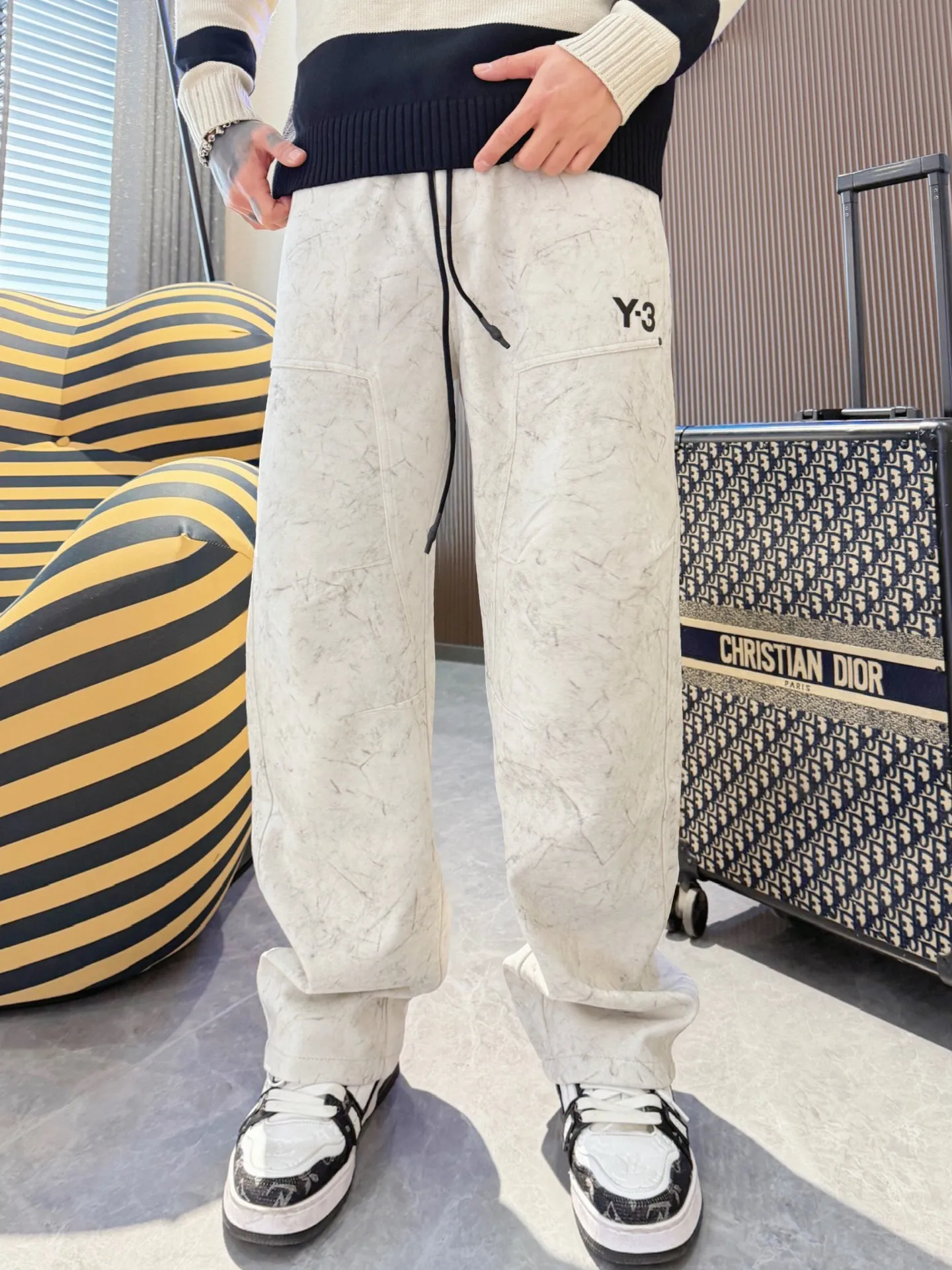 Y 3 🆕2026 Autumn and Winter New Arrival trousers and casual pants🎁 are on sale simultaneously on the official website. Brand Classic LOGO casual pants, customized fabrics, excellent comfort and strong touch. Highly recognisable, perfect appearance and craftsmanship. Size:M-3XL