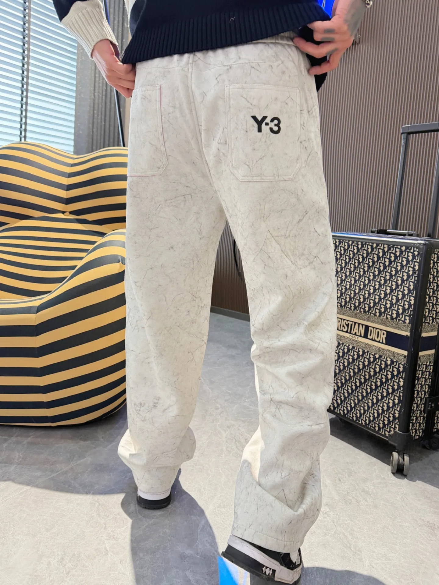 Y 3 🆕2026 Autumn and Winter New Arrival trousers and casual pants🎁 are on sale simultaneously on the official website. Brand Classic LOGO casual pants, customized fabrics, excellent comfort and strong touch. Highly recognisable, perfect appearance and craftsmanship. Size:M-3XL